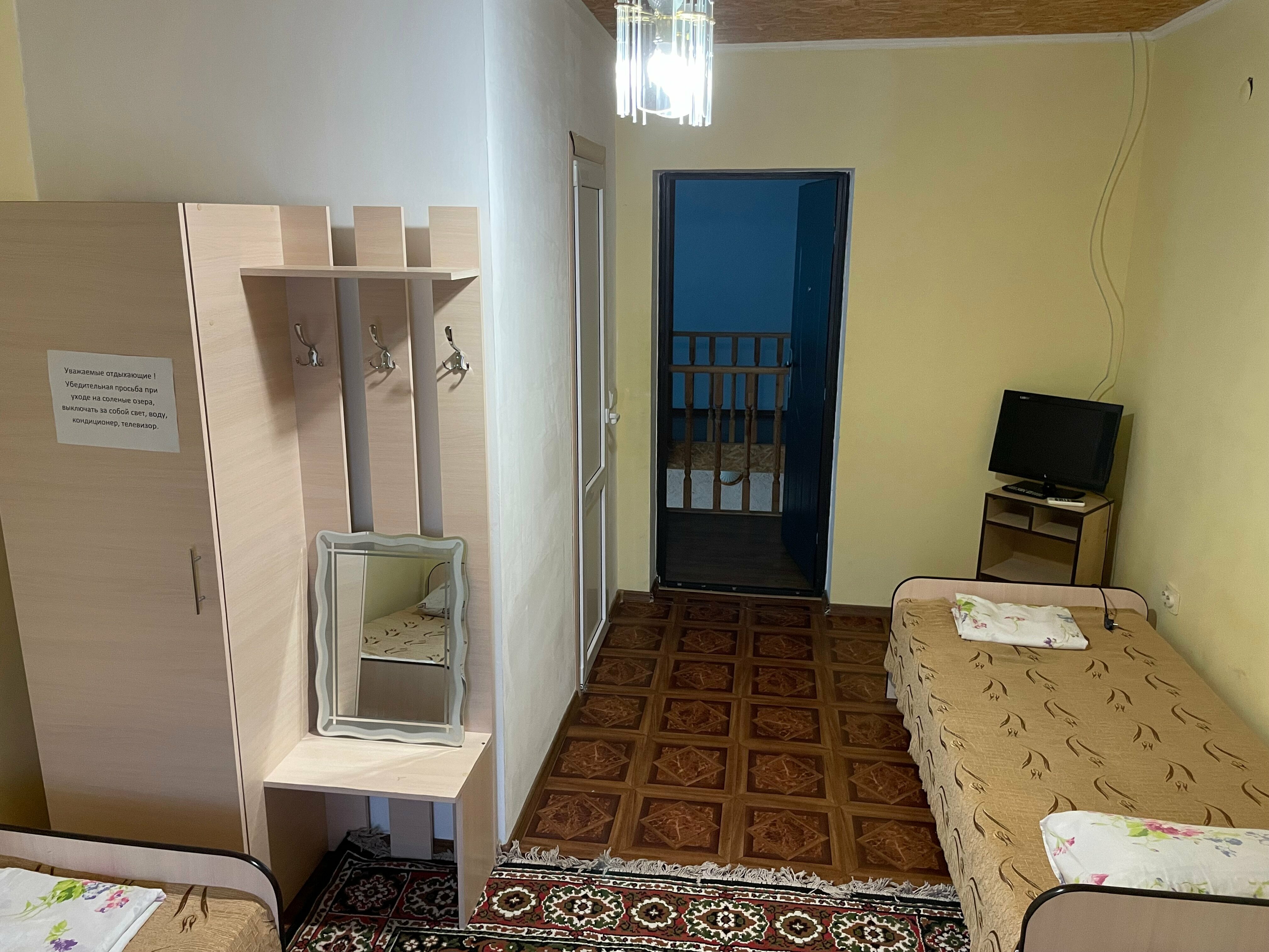 Трехместный номер с собственной ванной комнатой