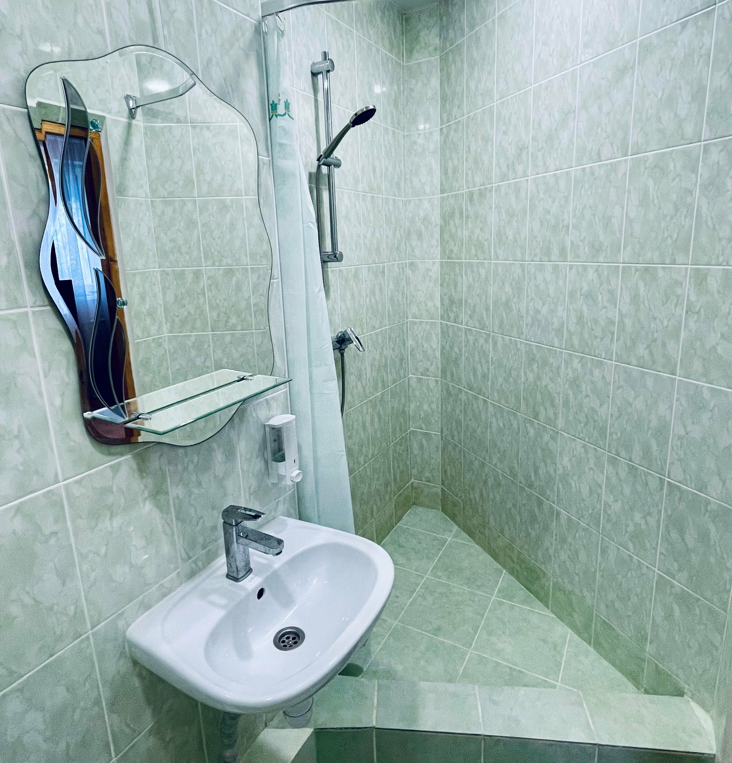 Трехместный номер «Комфорт» с душем