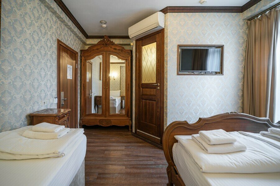 Трехместная комната с двуспальной кроватью ПР