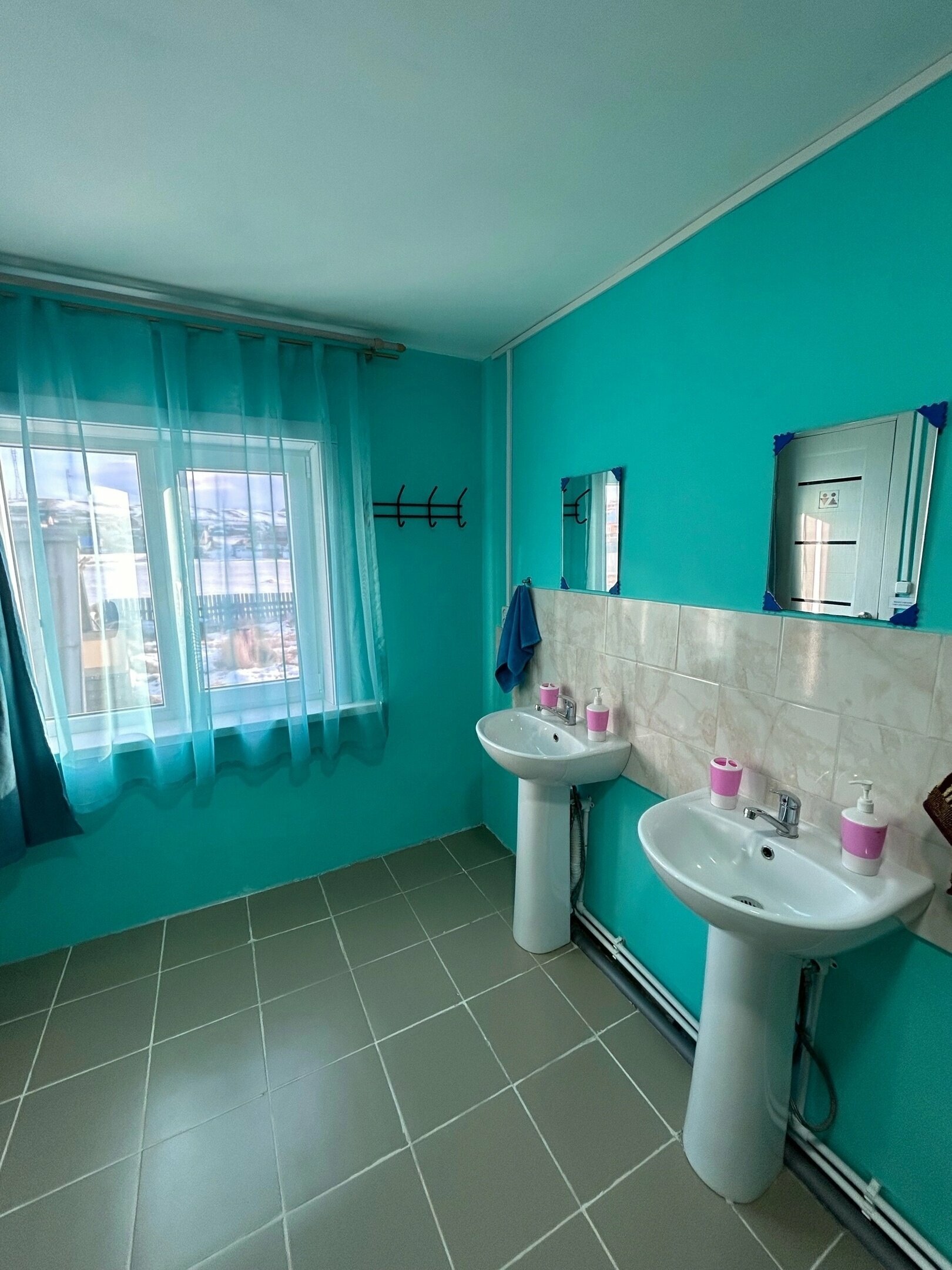 Трехместный номер-полублаг (общий благоустроенный санузел и кухня на территории))