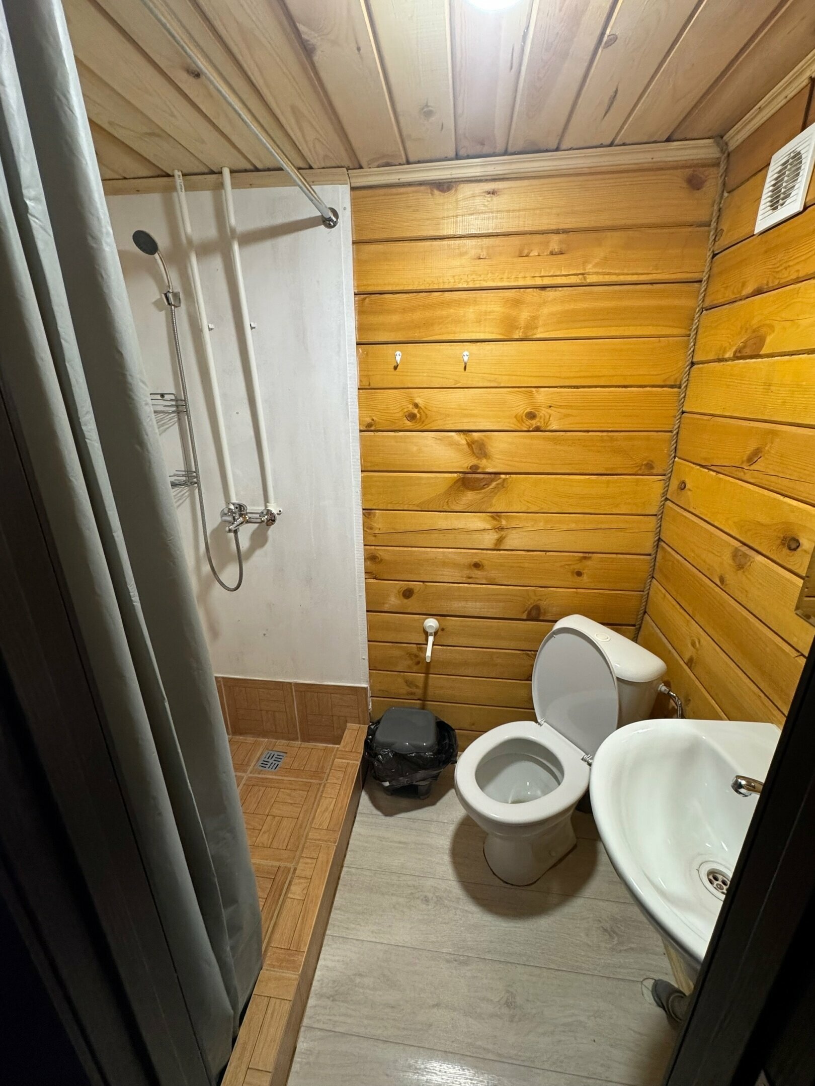 Четырехместный домик с удобствами