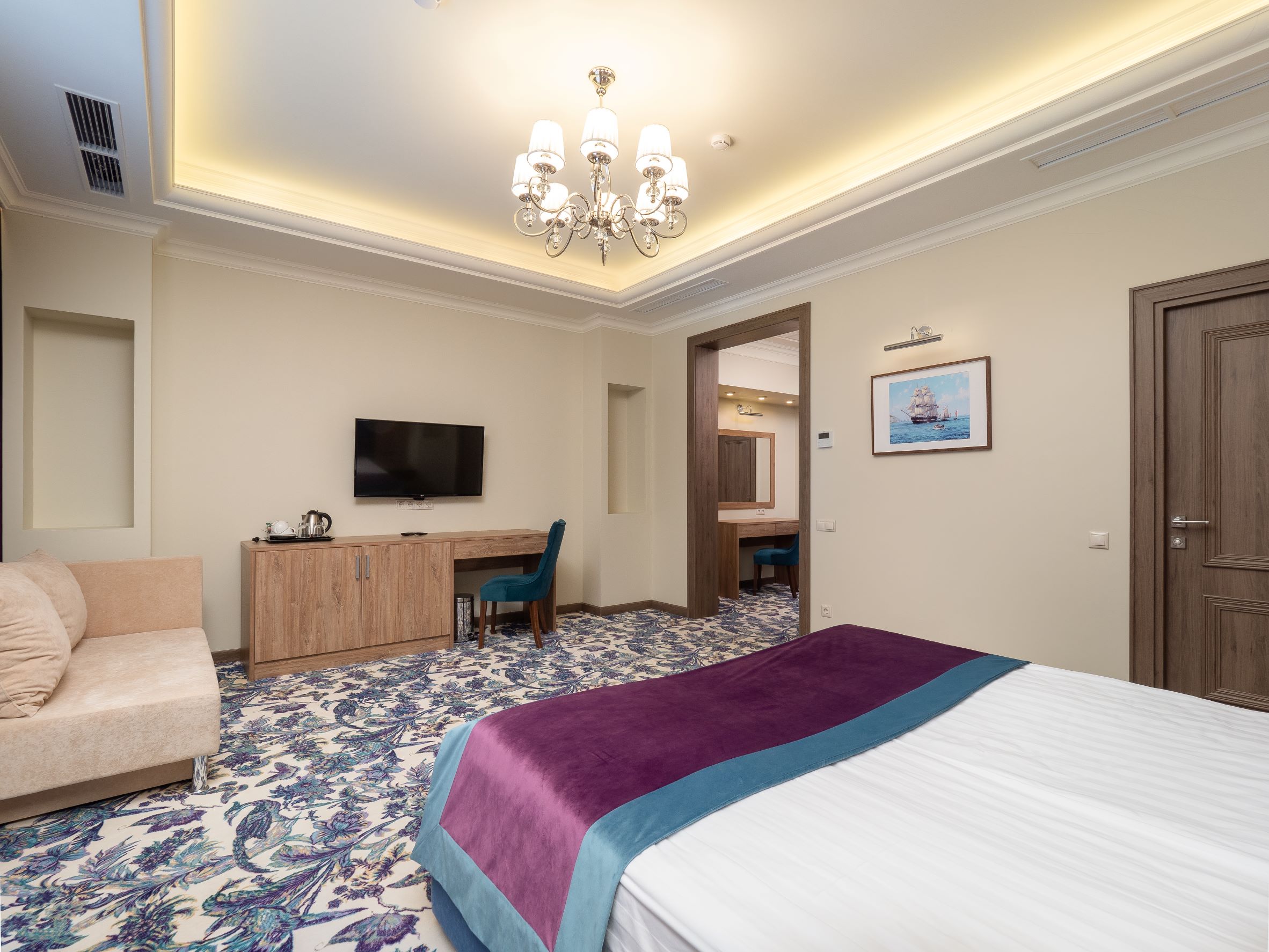 Джуниор Сюит