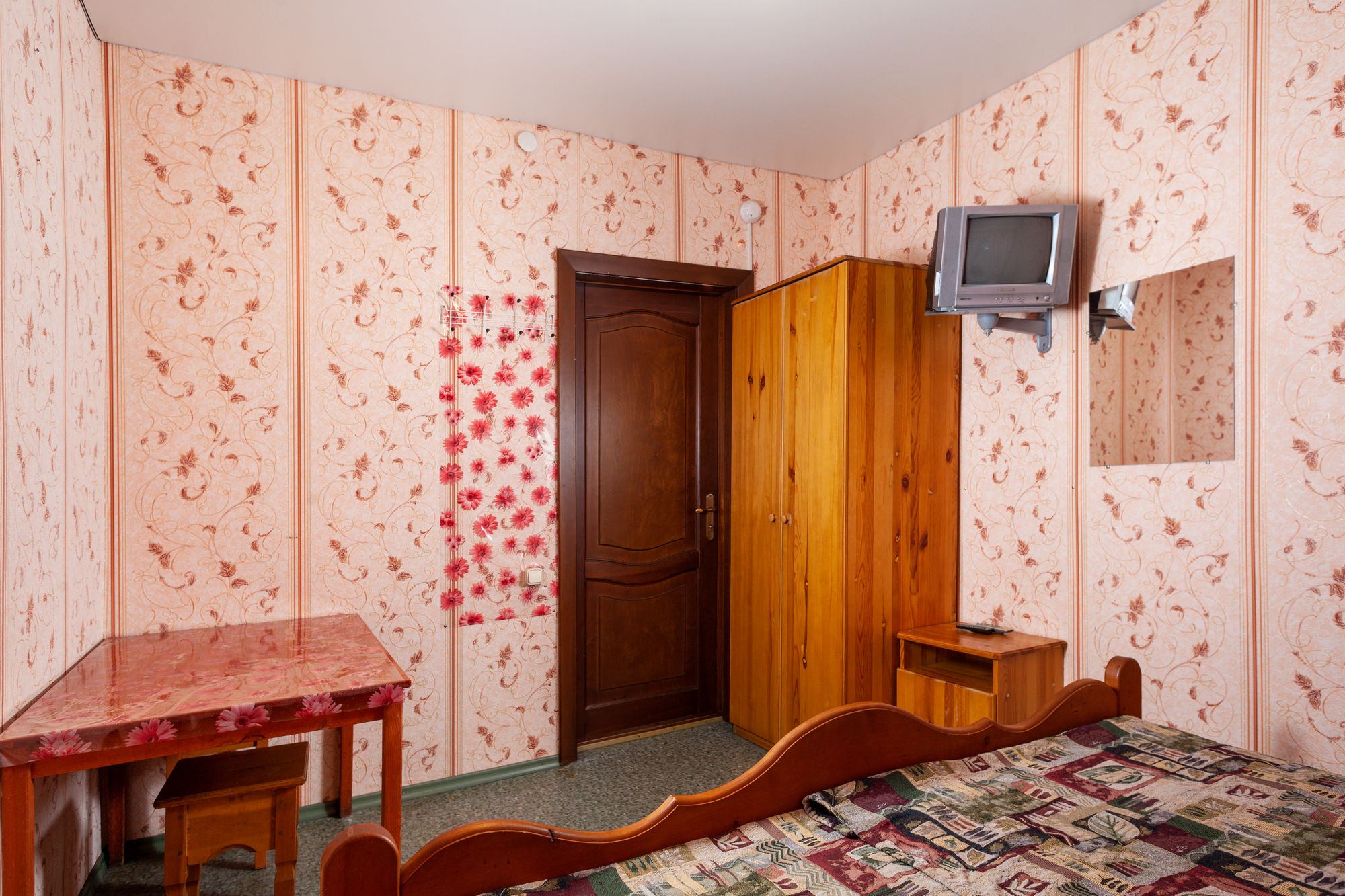 Двухместный номер с 1 кроватью и общим туалетом