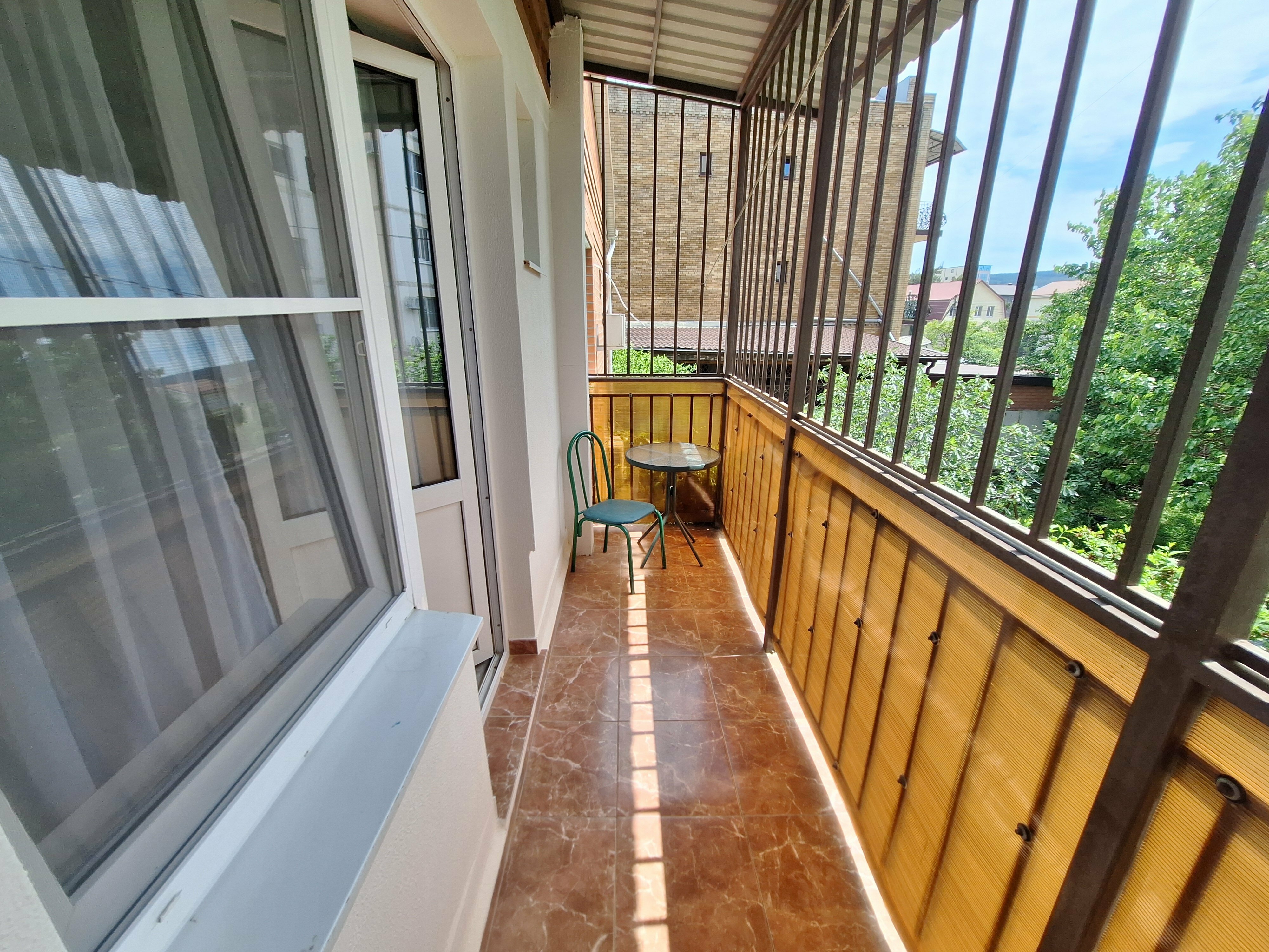 Трехместный номер с балконом