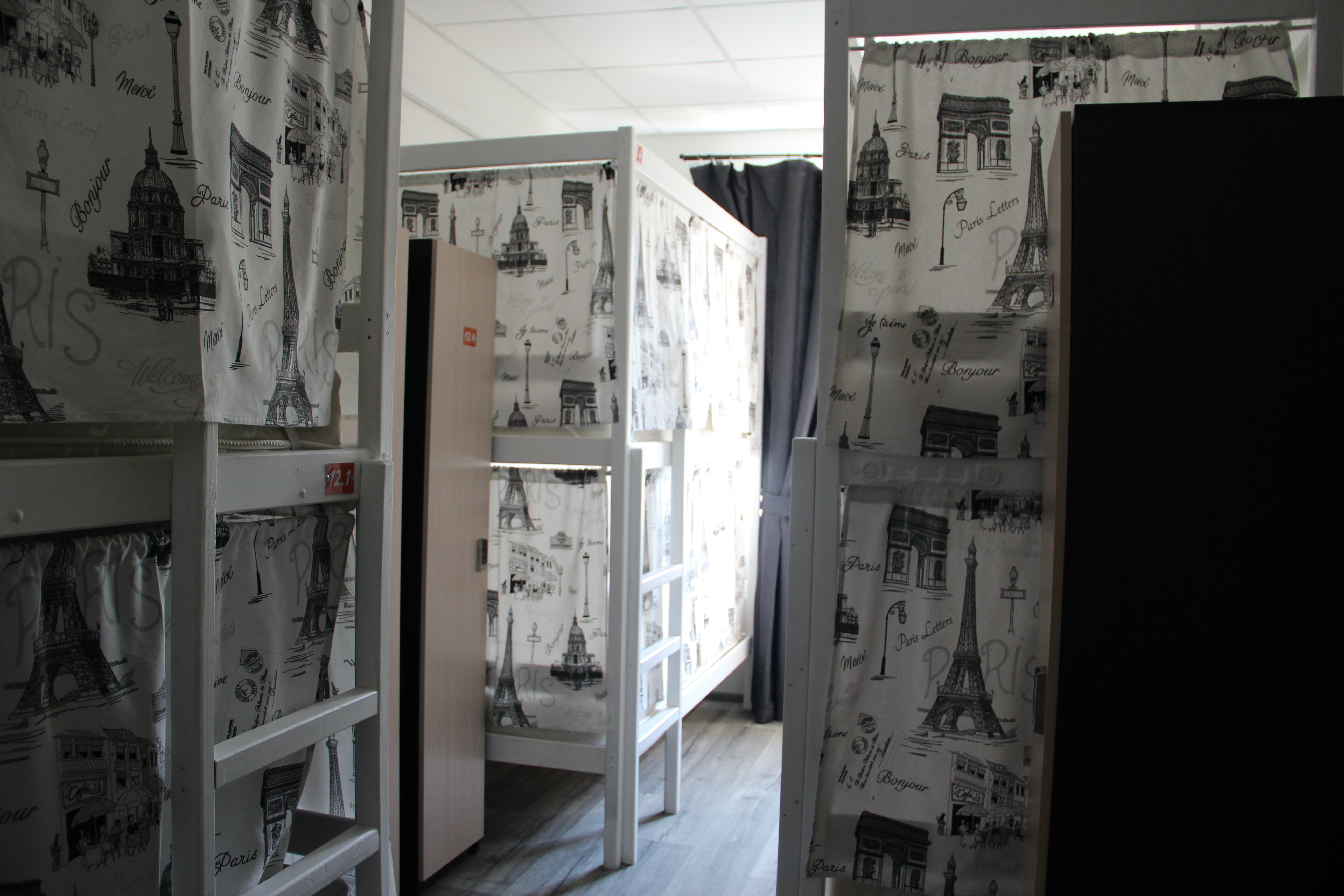 Кровать в общем 6-местном номере для мужчин и женщин