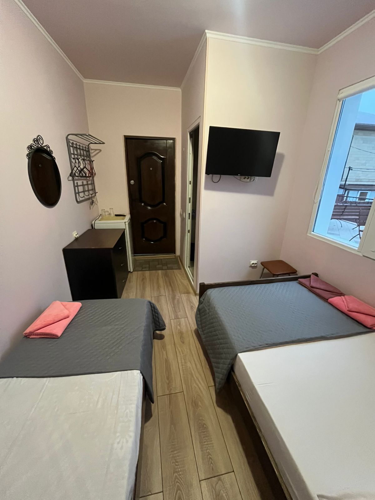 Трехместный номер с общей ванной комнатой