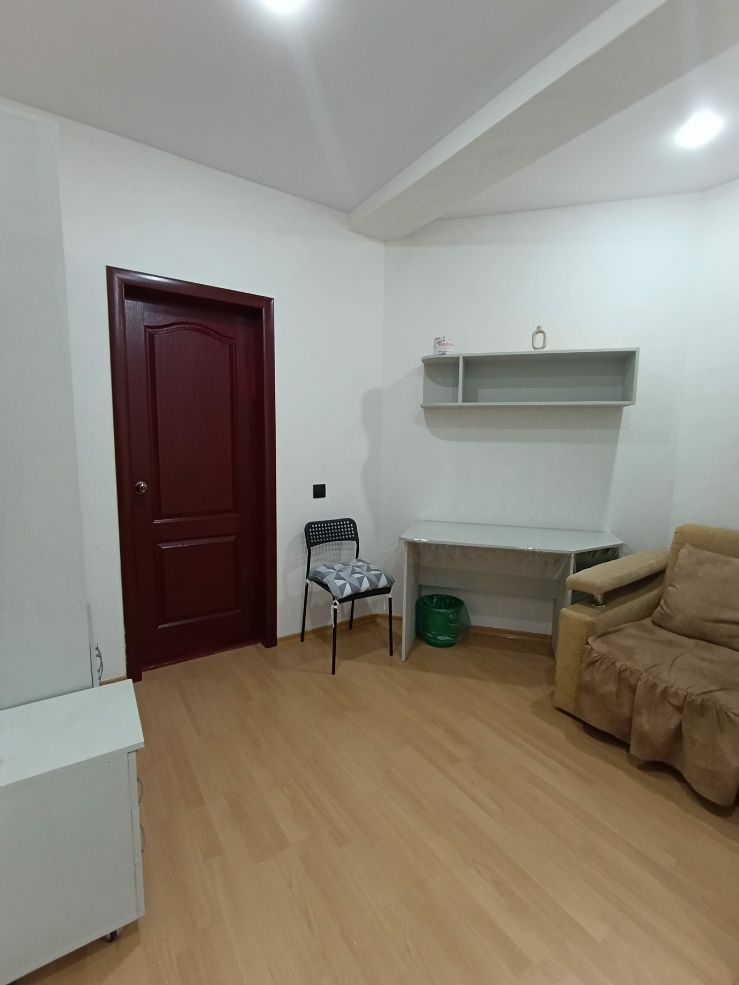 Двухместный номер с кроватью и общей ванной комнатой