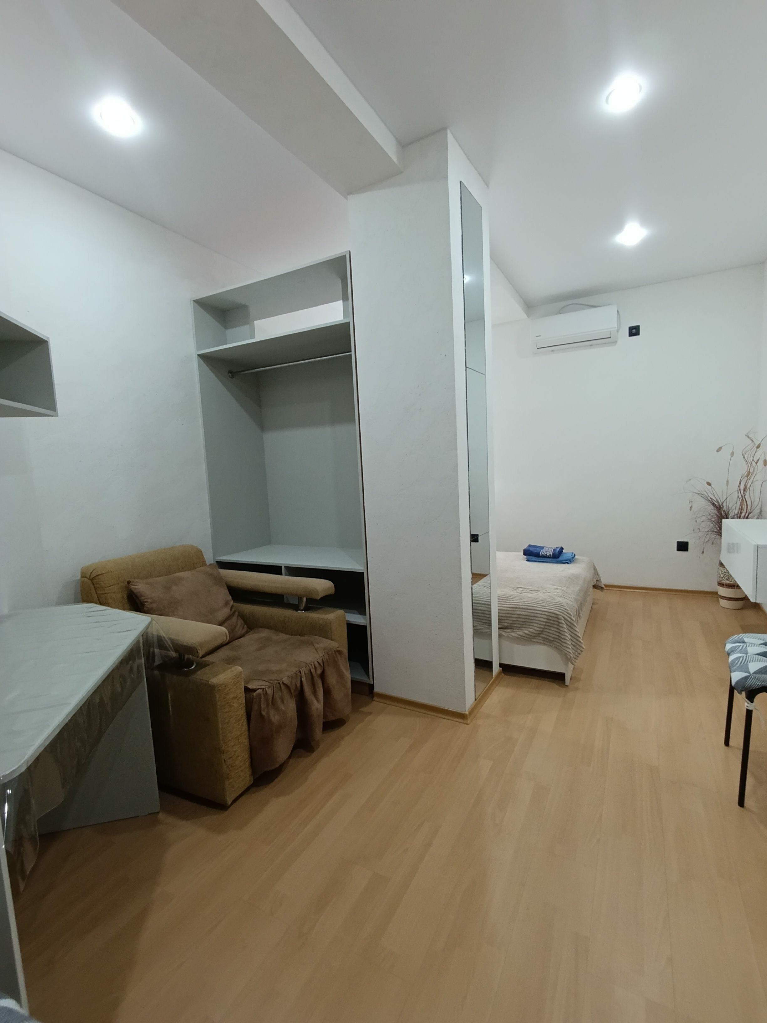 Двухместный номер с кроватью и общей ванной комнатой