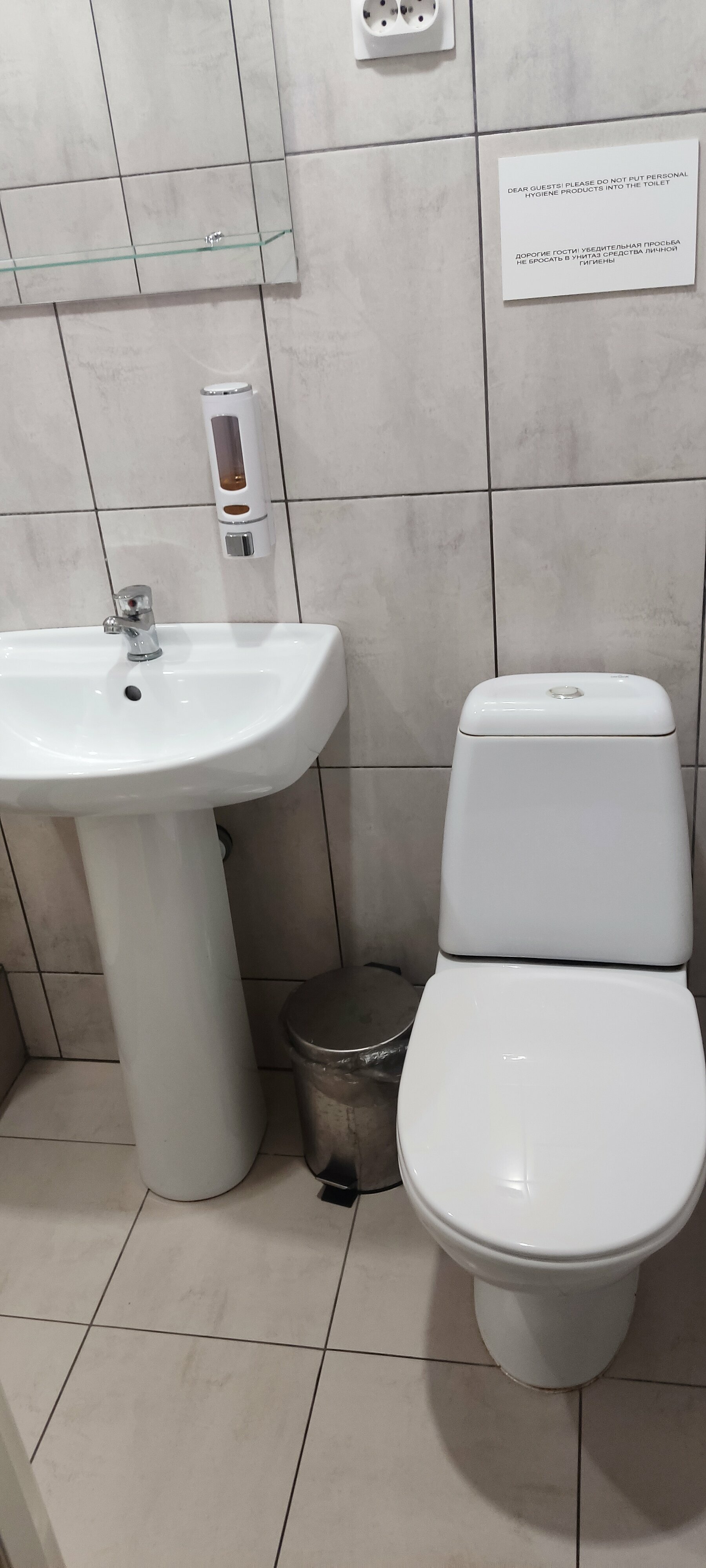 Двухместный номер с 2 отдельными кроватями и общей ванной комнатой