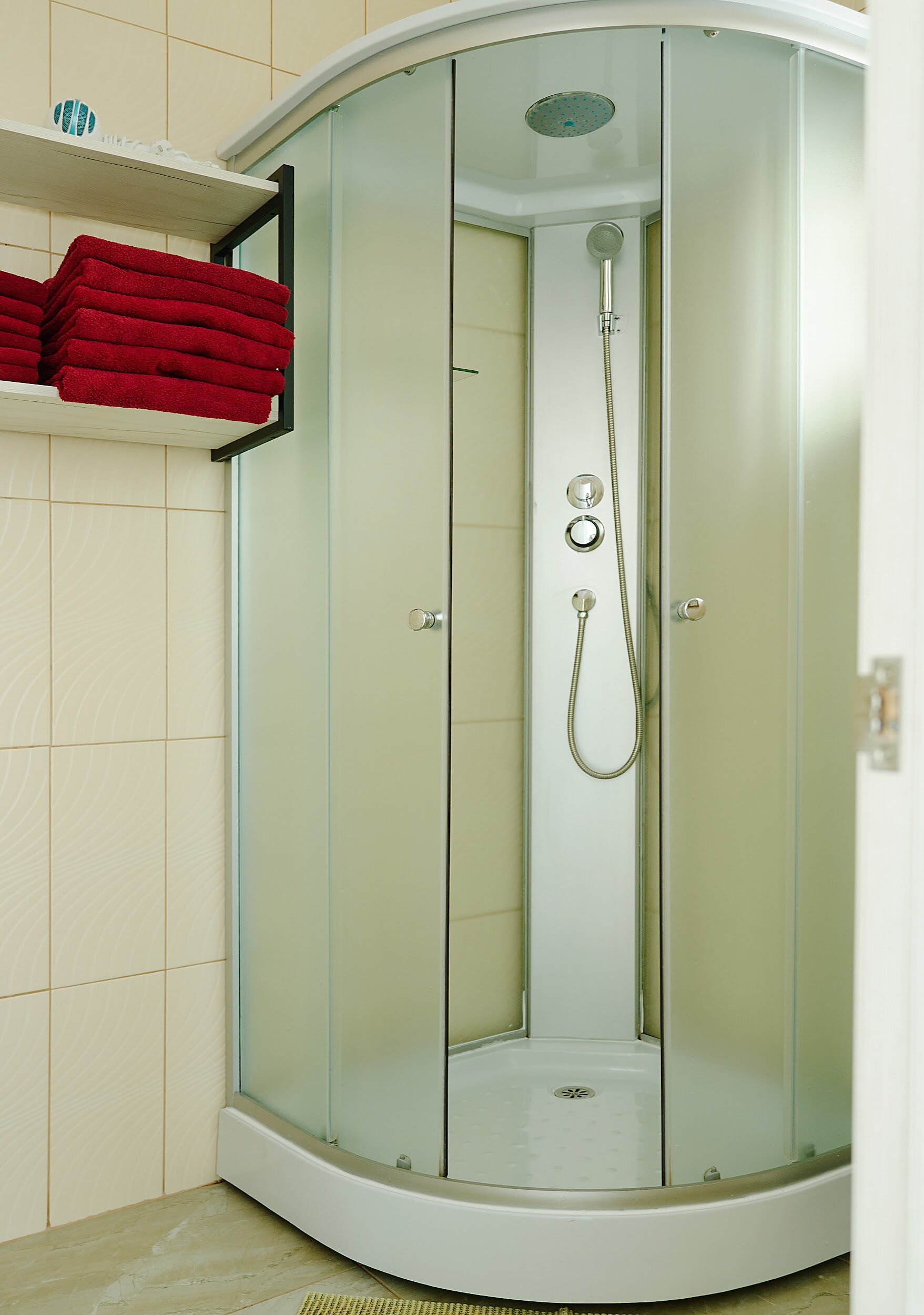 Четырехместный коттедж на берегу залива с двумя диванами и 2 раздельными кроватями