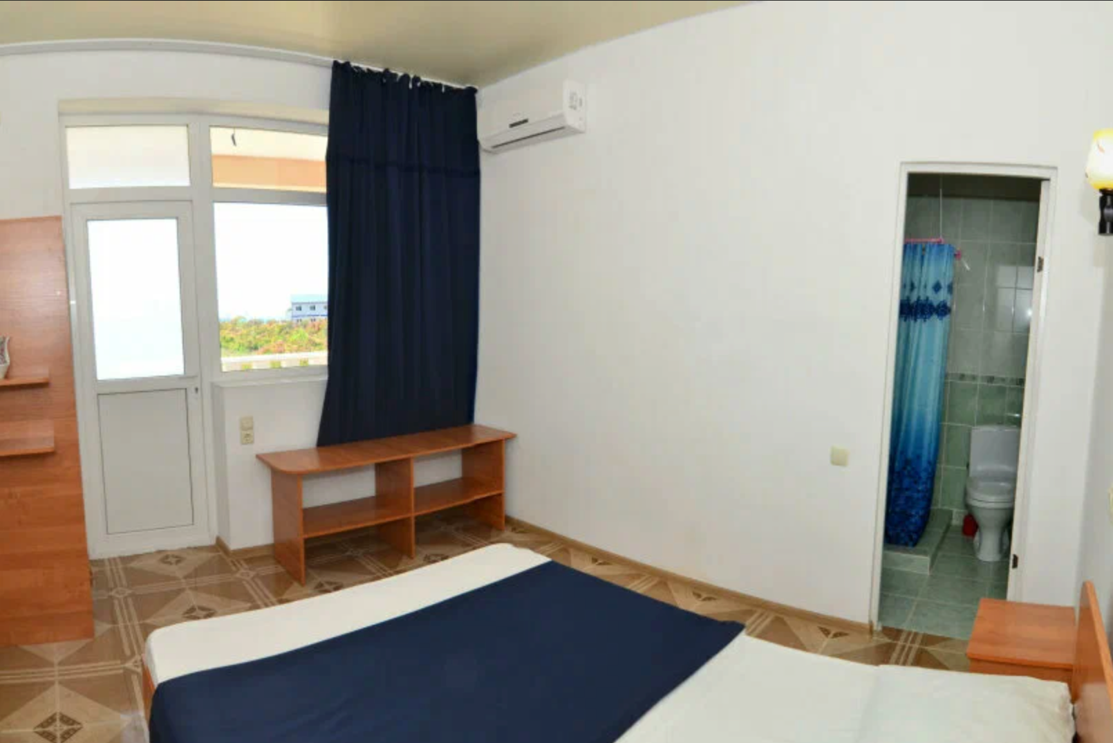 Двухместный номер с двуспальной кроватью и дополнительной кроватью