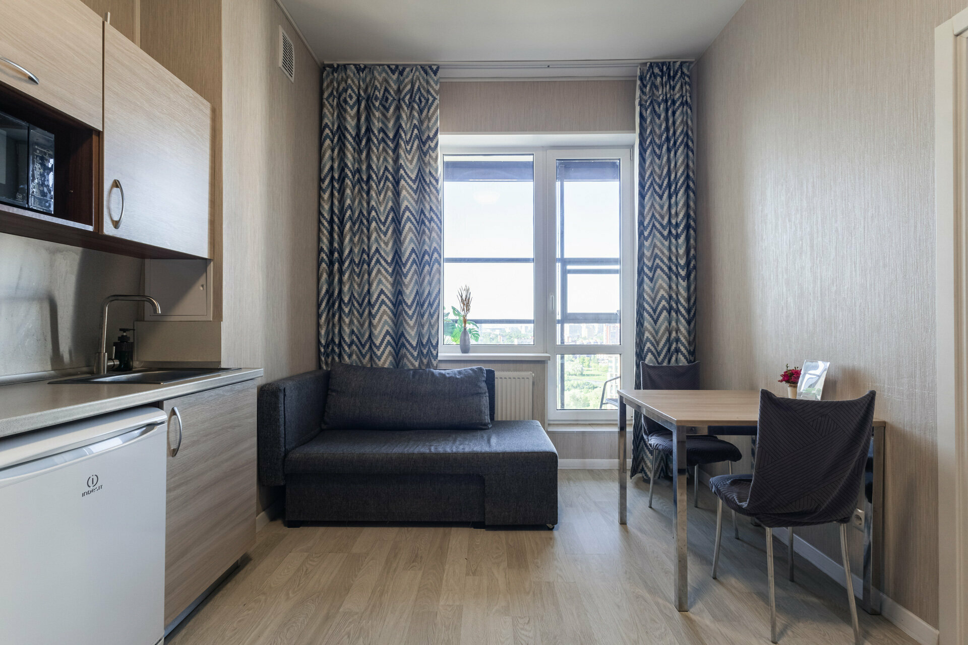 Делюкс на 18 этаже с видом на парк и большой лоджией