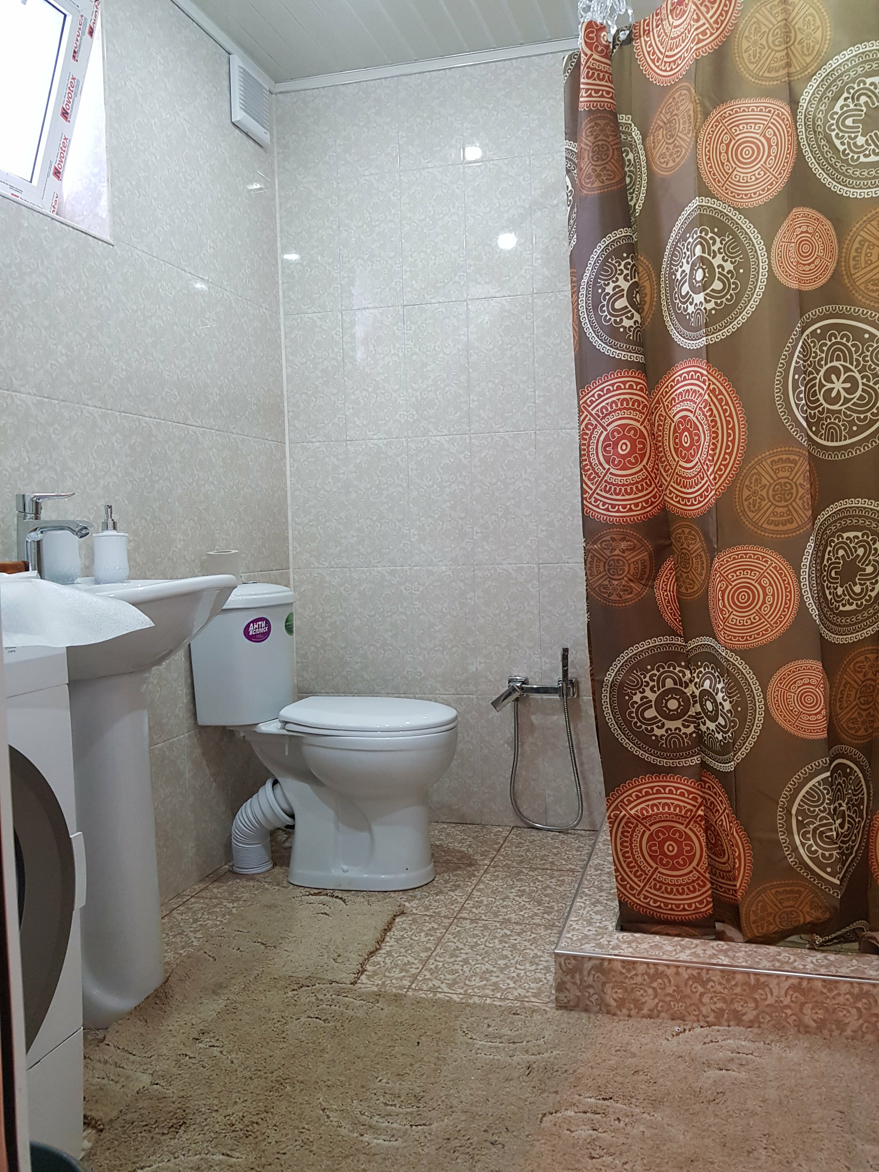 Трехместный номер с общей ванной комнатой