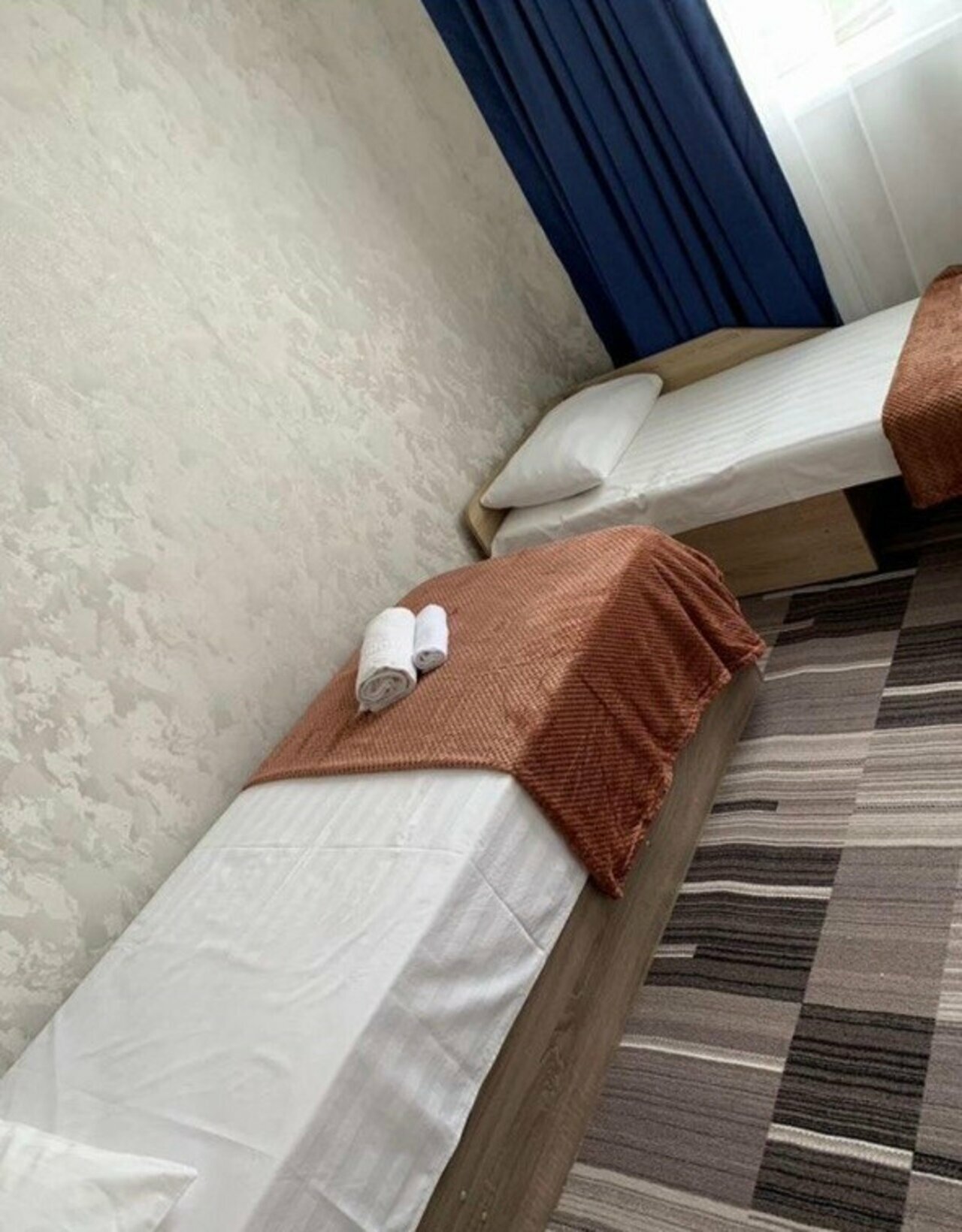 Семейная комната с двуспальной и односпальной кроватями и одноместным диваном