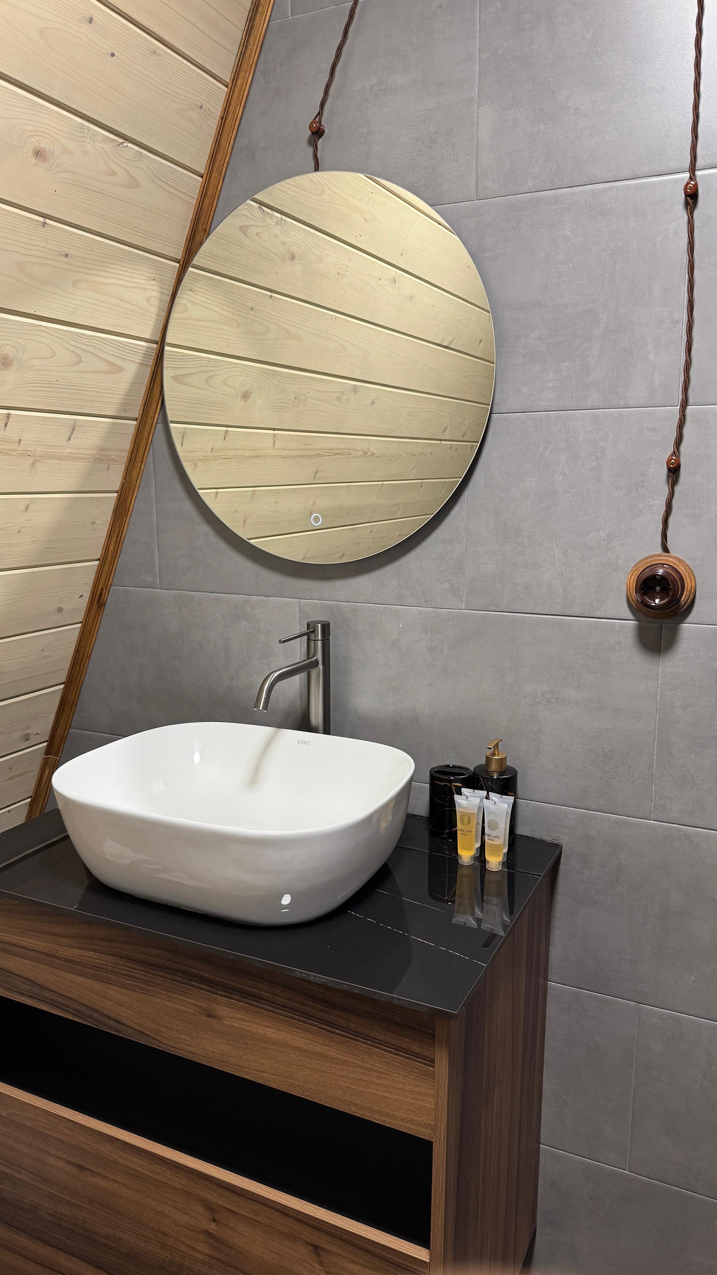 Шале с видом на хвойный лес