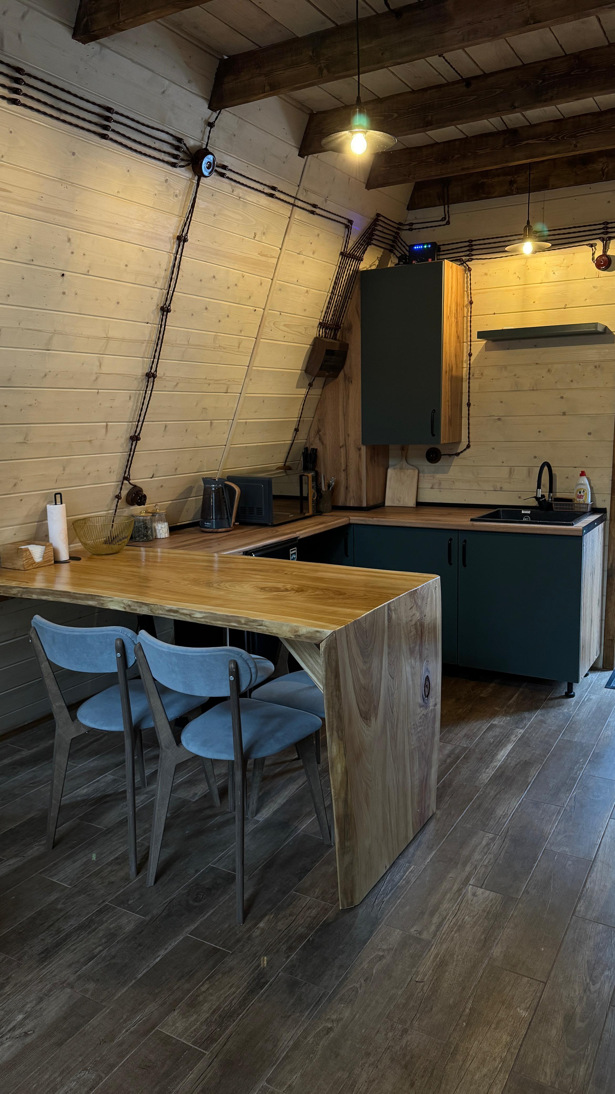 Шале с видом на хвойный лес