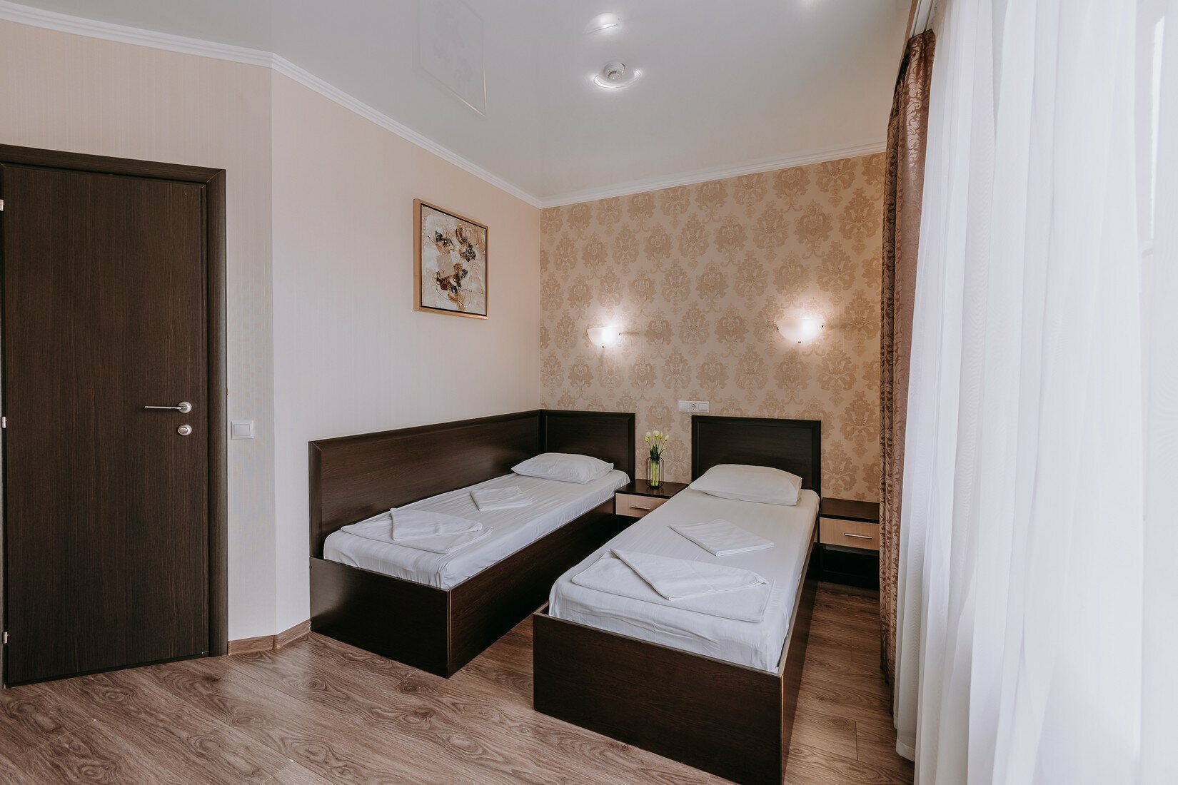 Эконом двухместный 2 односпальные кровати с видом на здание