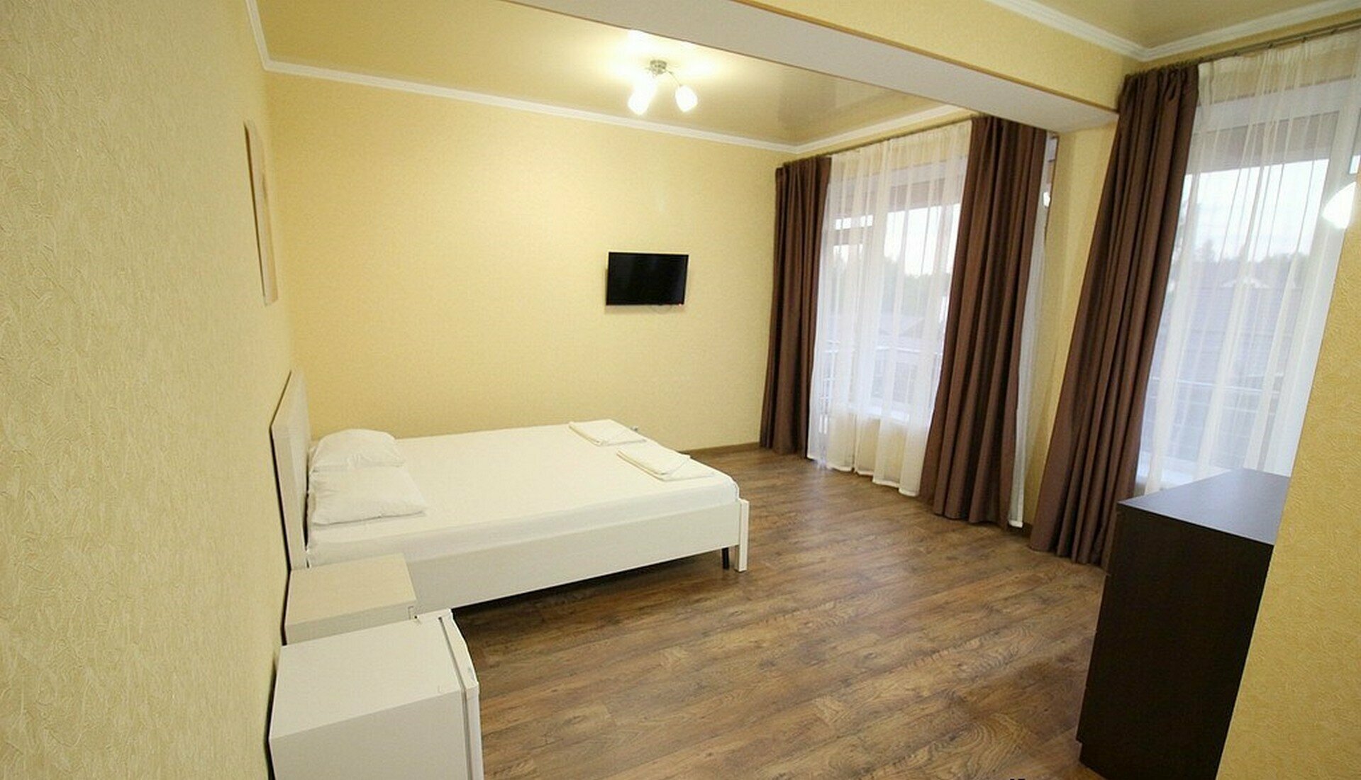 2 корпус, стандарт двухместный , 1 двуспальная кровать с  видом во двор