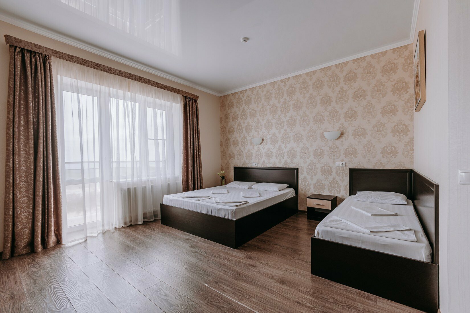 Эконом двухместный 2 односпальные кровати с видом на здание