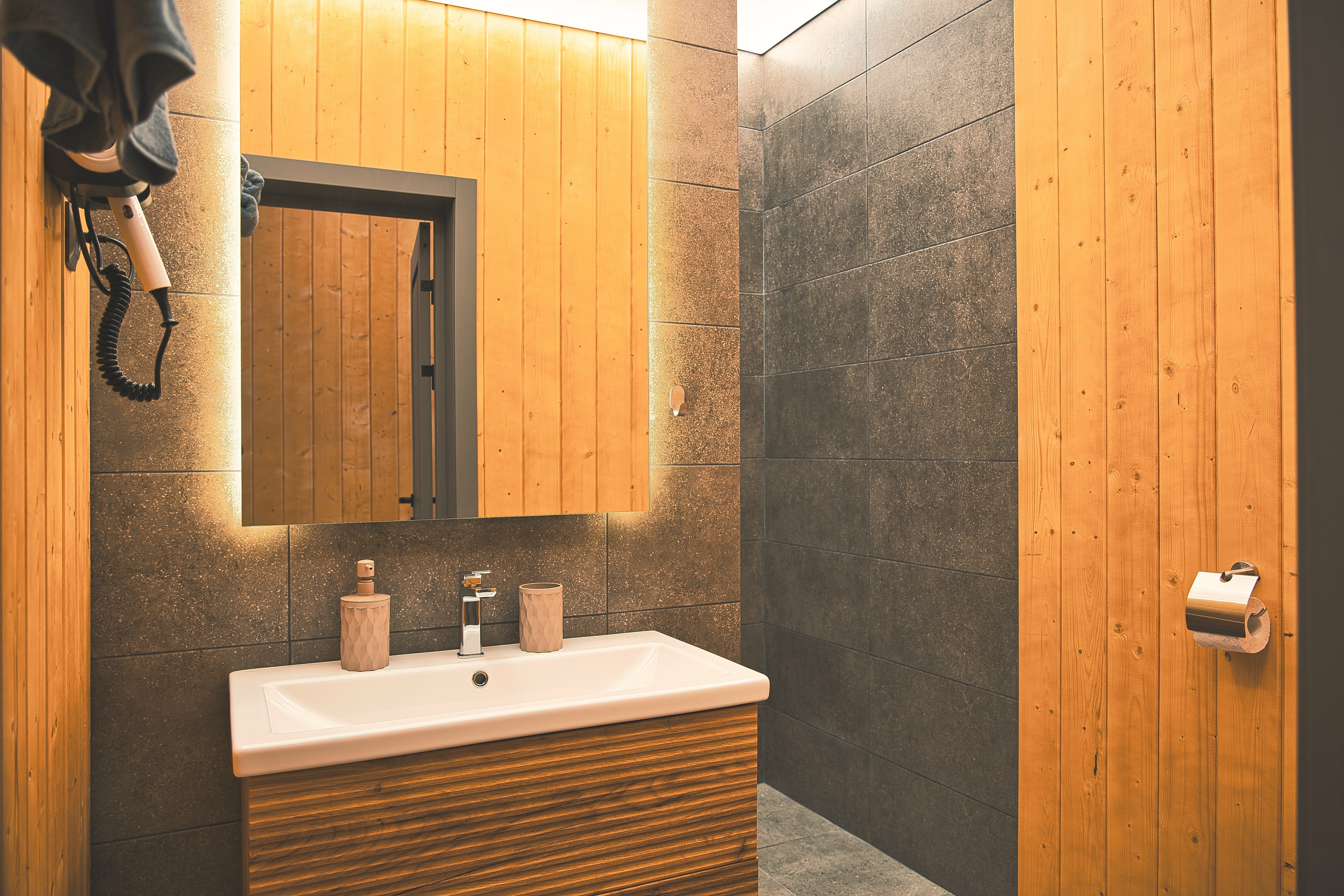 Трехместный номер с видом на озеро