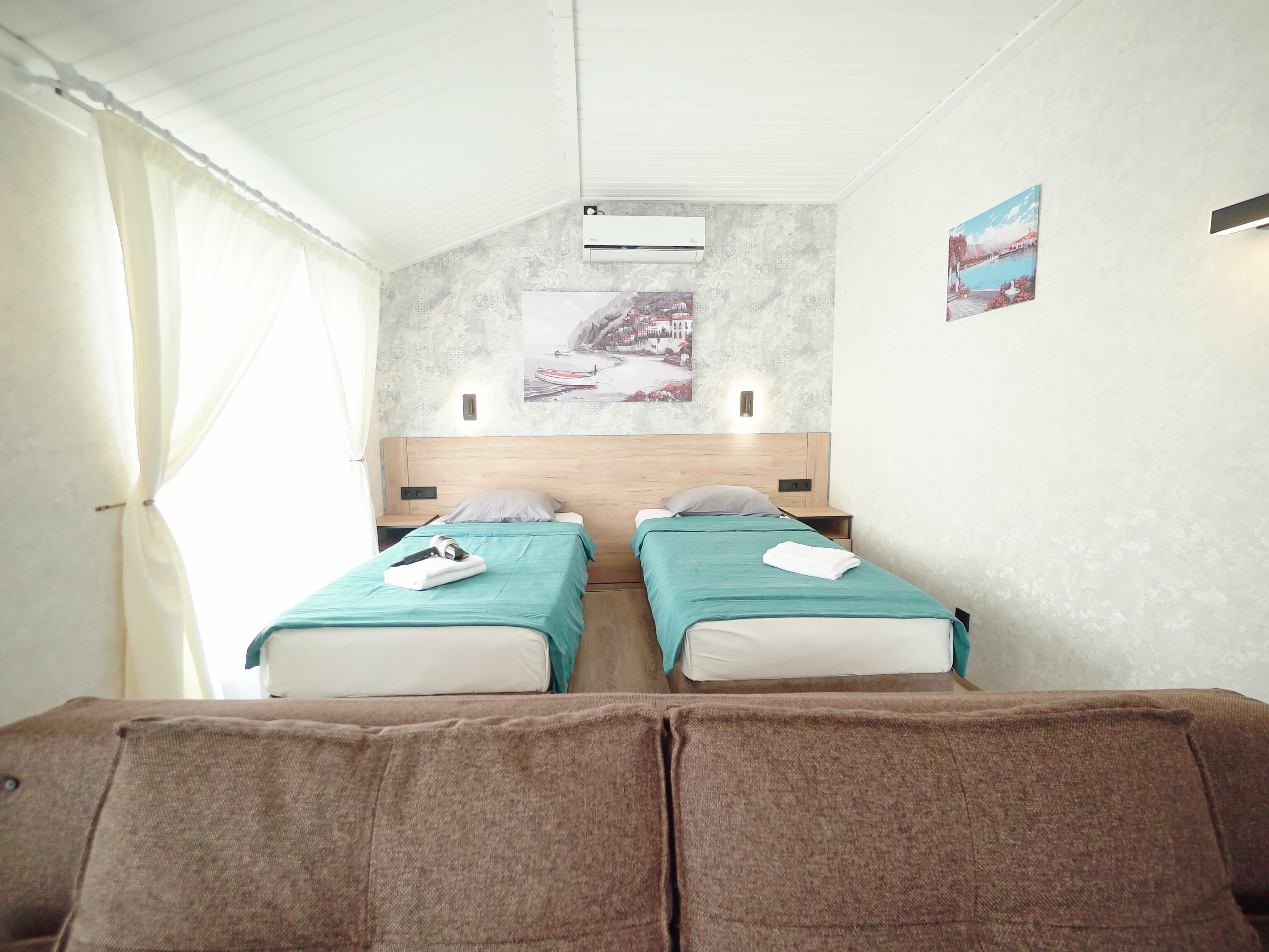 Двухместный номер с большой кроватью или двумя односпальными кроватями КОМФОРТ ПЛЮС