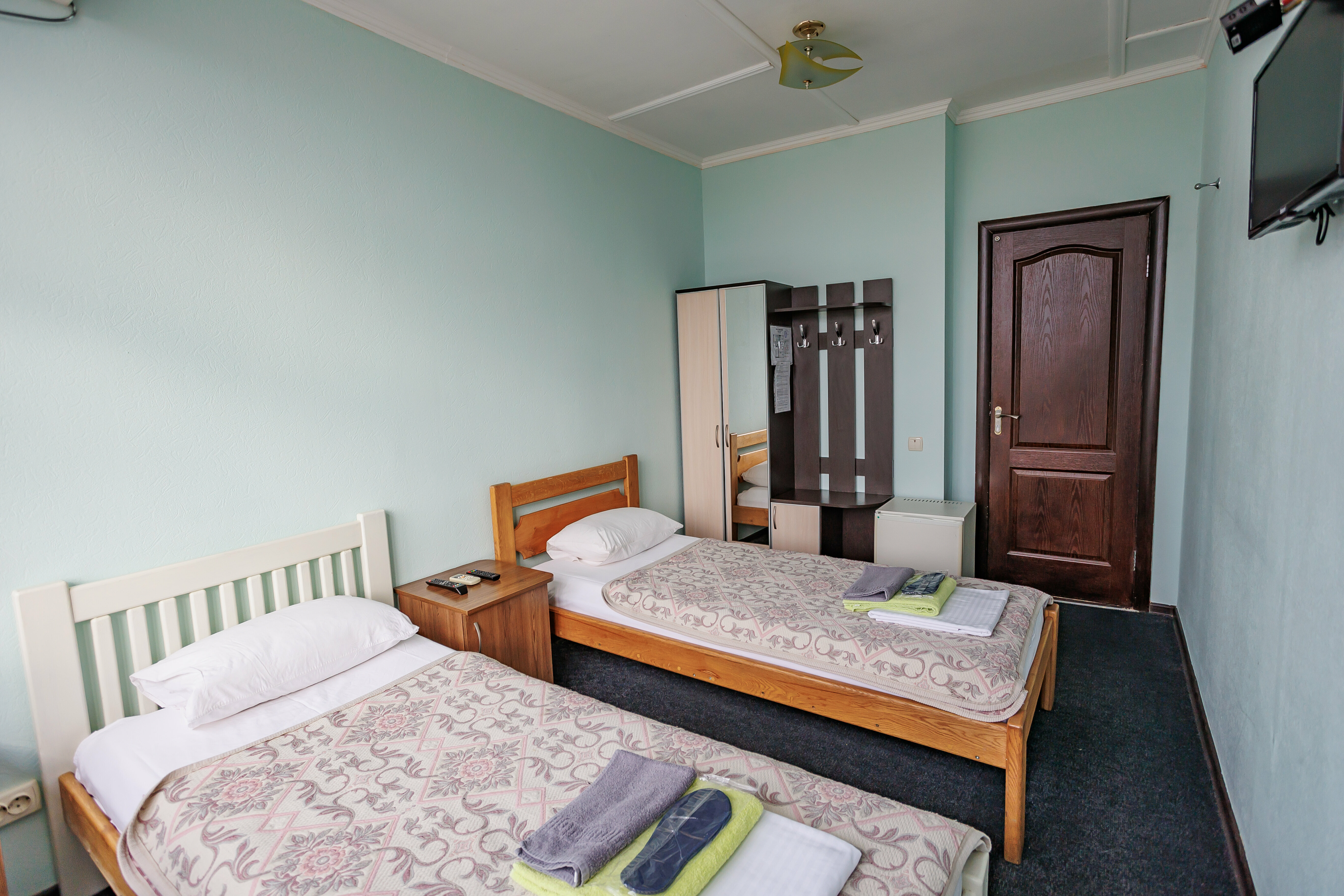 Двухместный номер с 2 отдельными кроватями и общей ванной комнатой