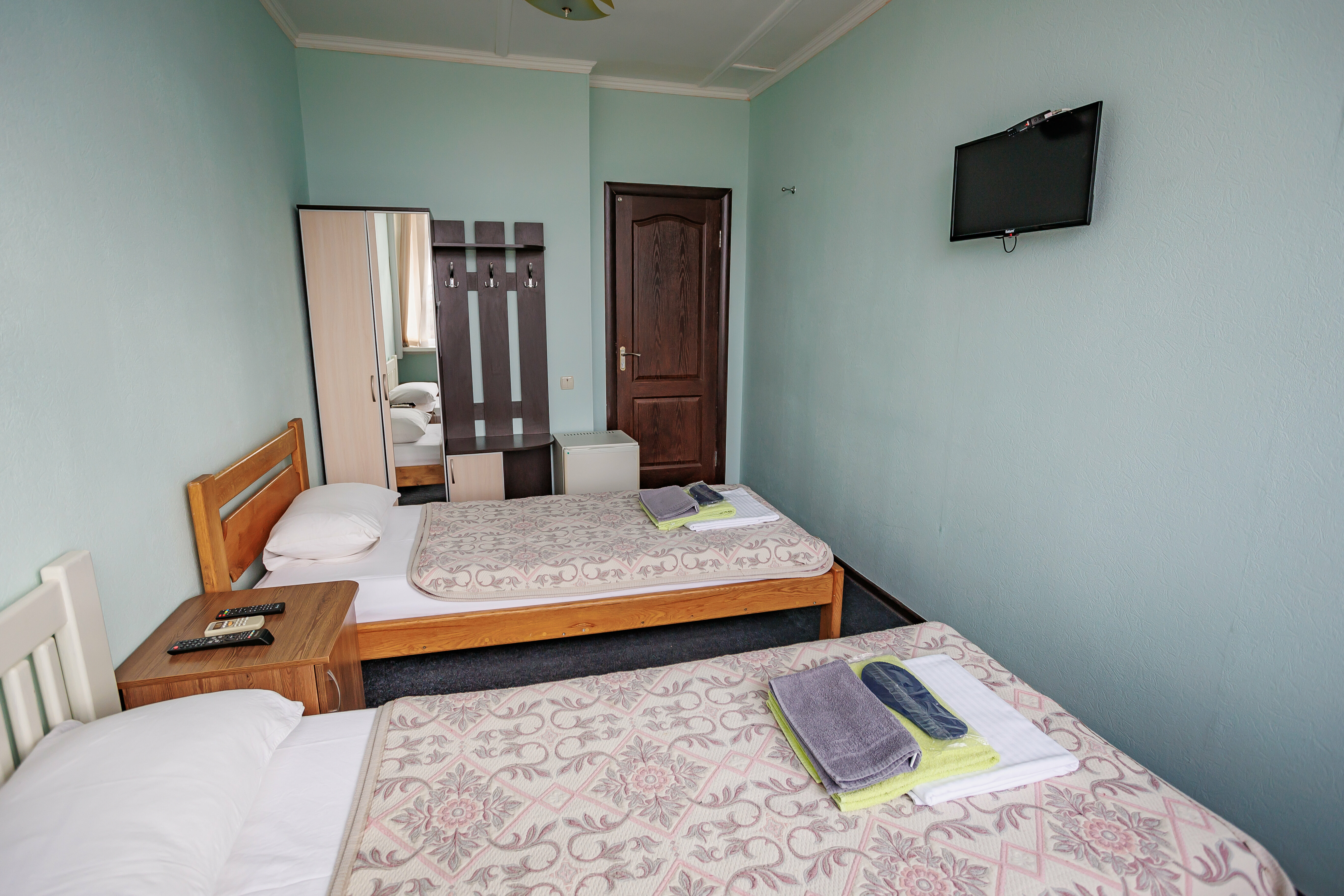 Двухместный номер с 2 отдельными кроватями и общей ванной комнатой