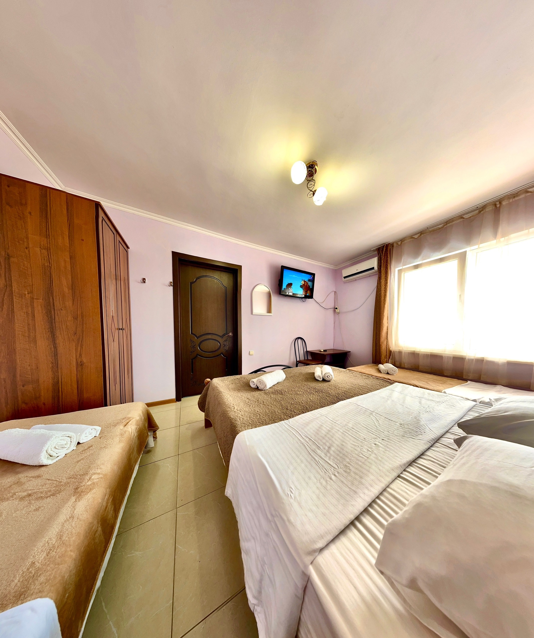 Трехместный номер эконом-класса с общей ванной комнатой