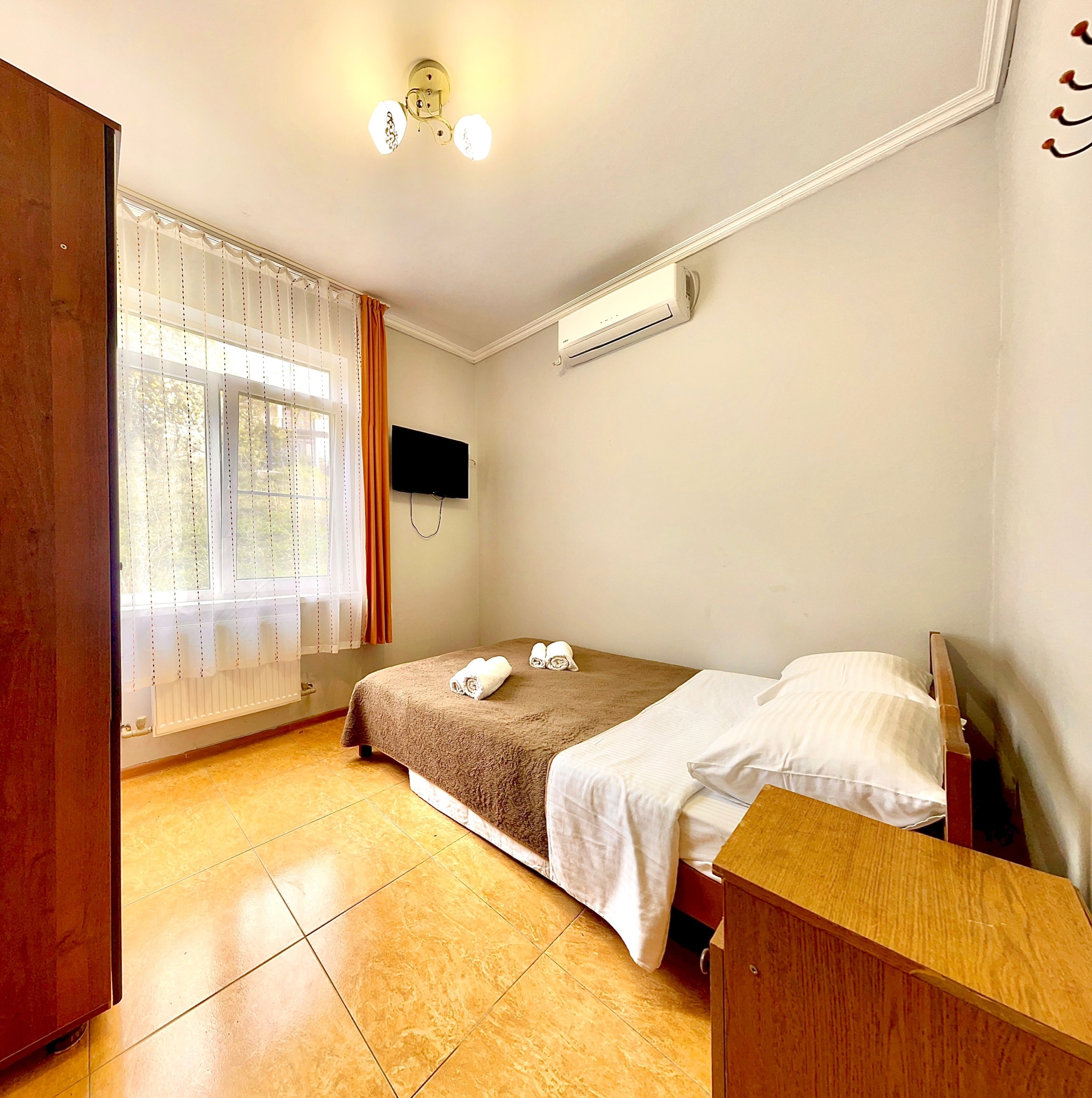 Двухместный номер с 1 кроватью или 2 отдельными кроватями и общей ванной комнатой