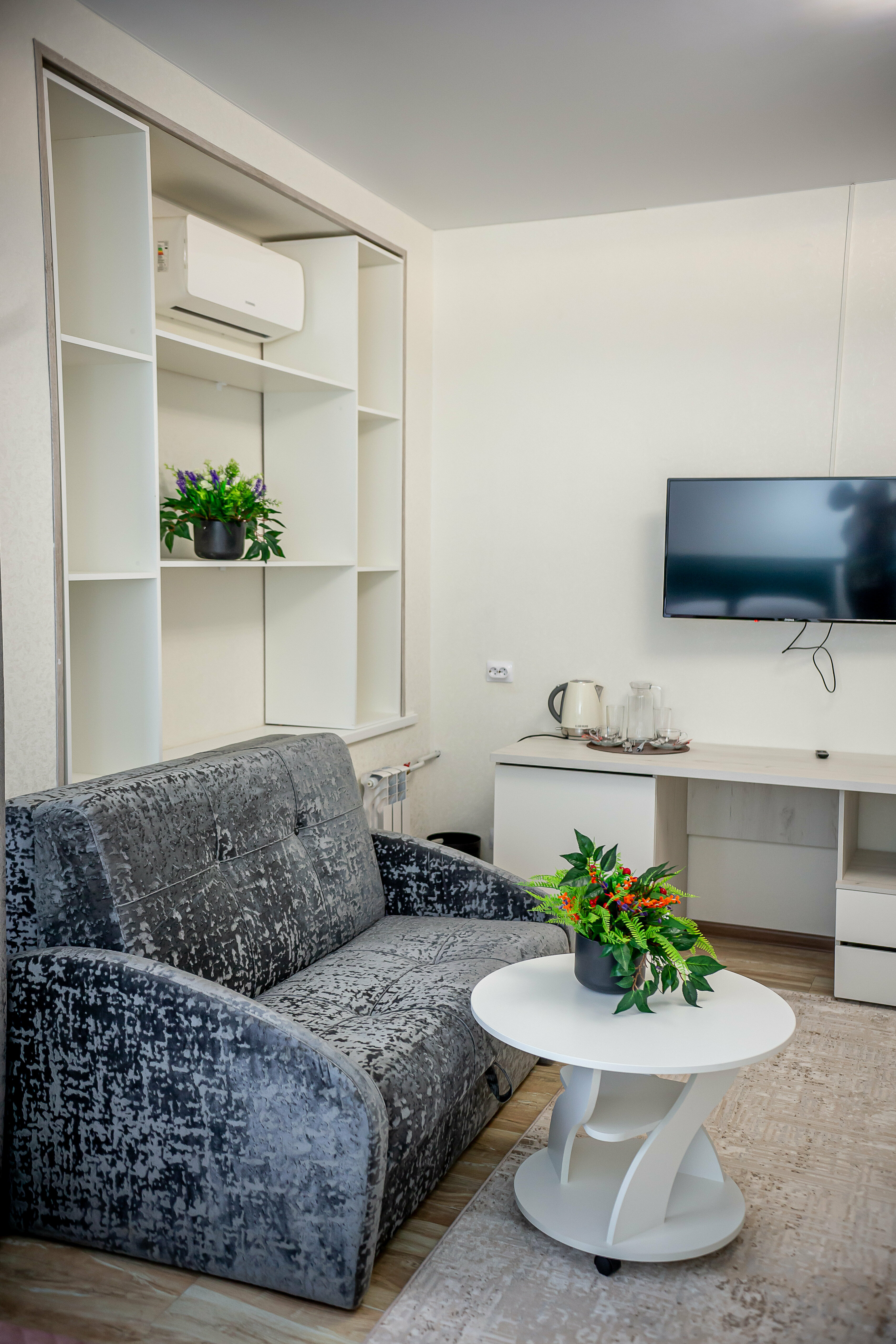 Номер-студия с кроватью размера "king-size" и диван-кроватью