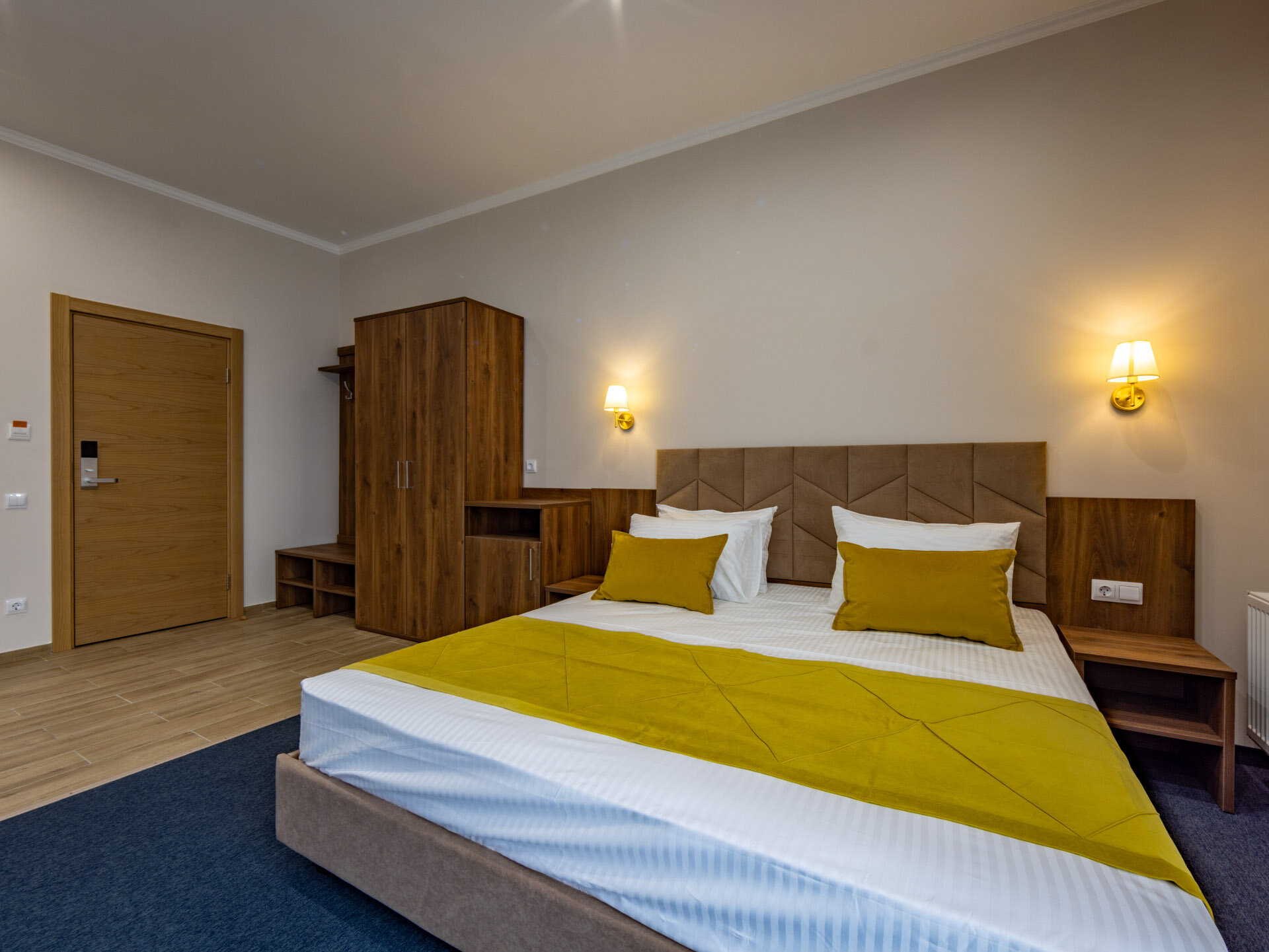 Семейный люкс двухкомнатный с видом на бассейн с балконом