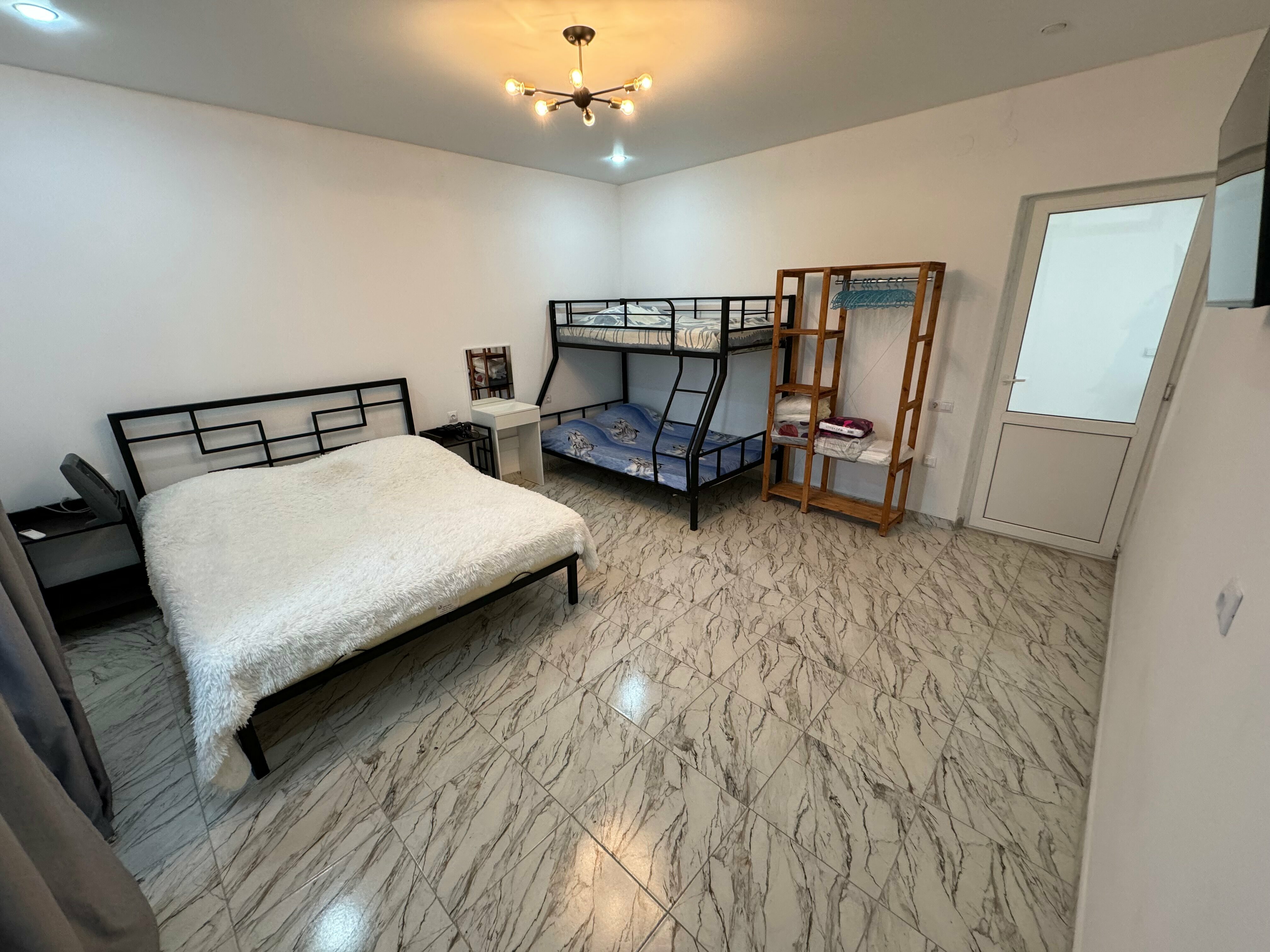 Номер-студия с кроватью размера "king-size" и диван-кроватью