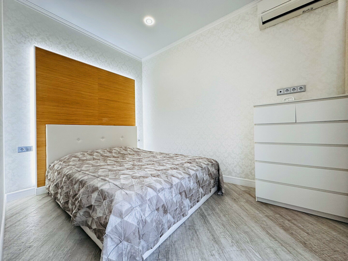 Прекрасный двухкомнатный апартамент! До пляжа и набережной 5 минут! Центр Сочи!