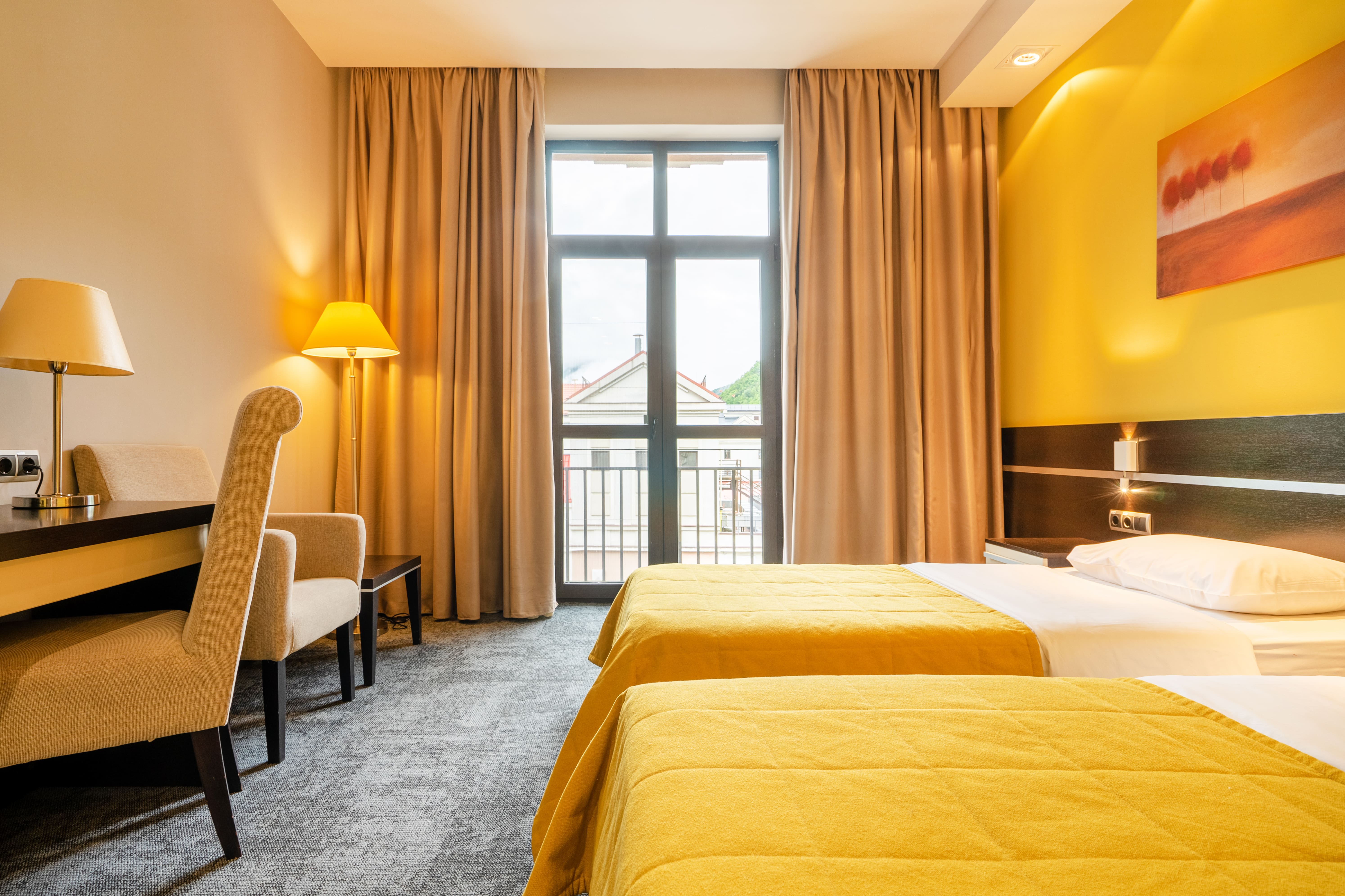 Супериор с двумя раздельными кроватями и французским балконом с видом на лес