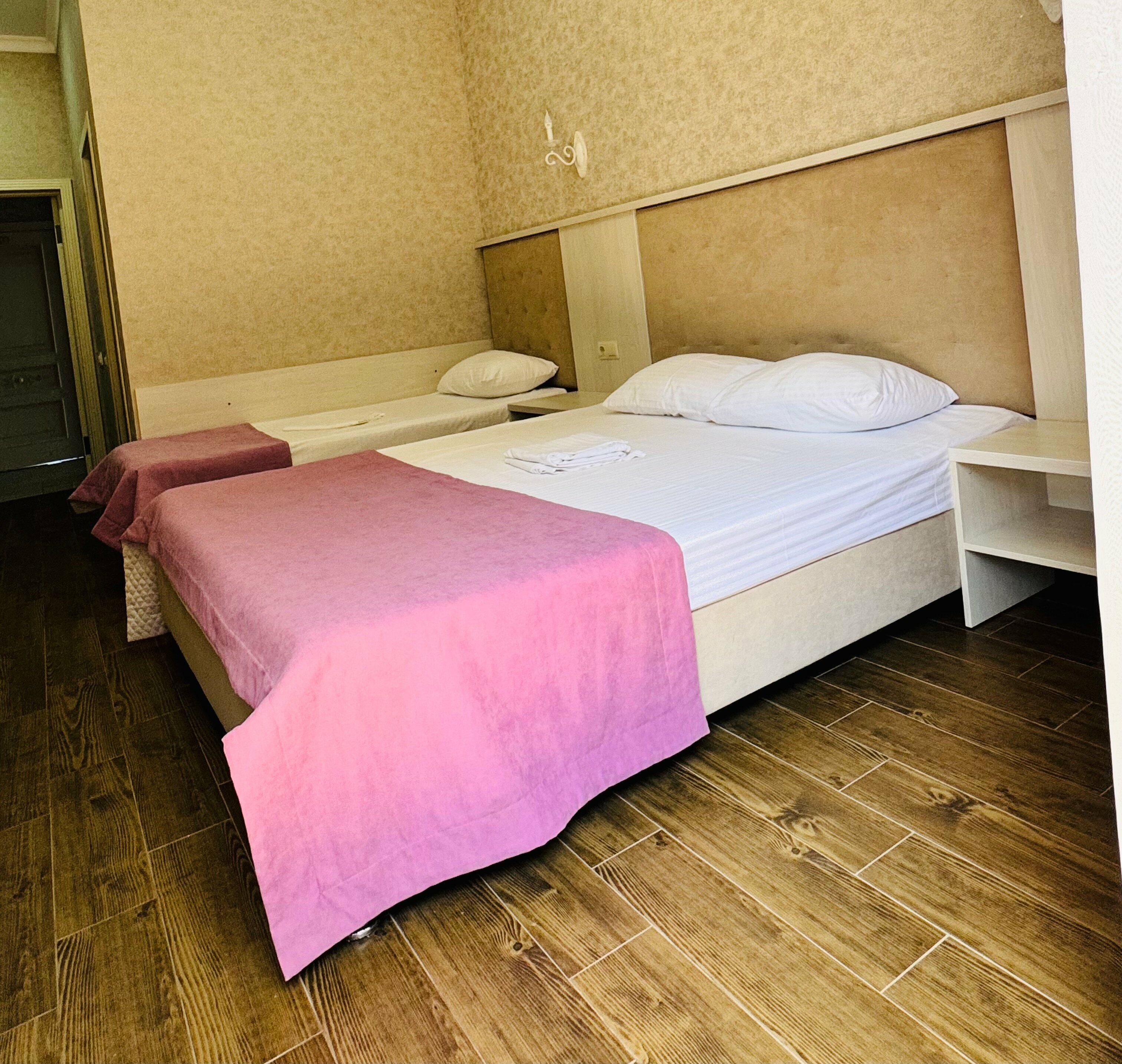 Трехместный номер с видом на бассейн