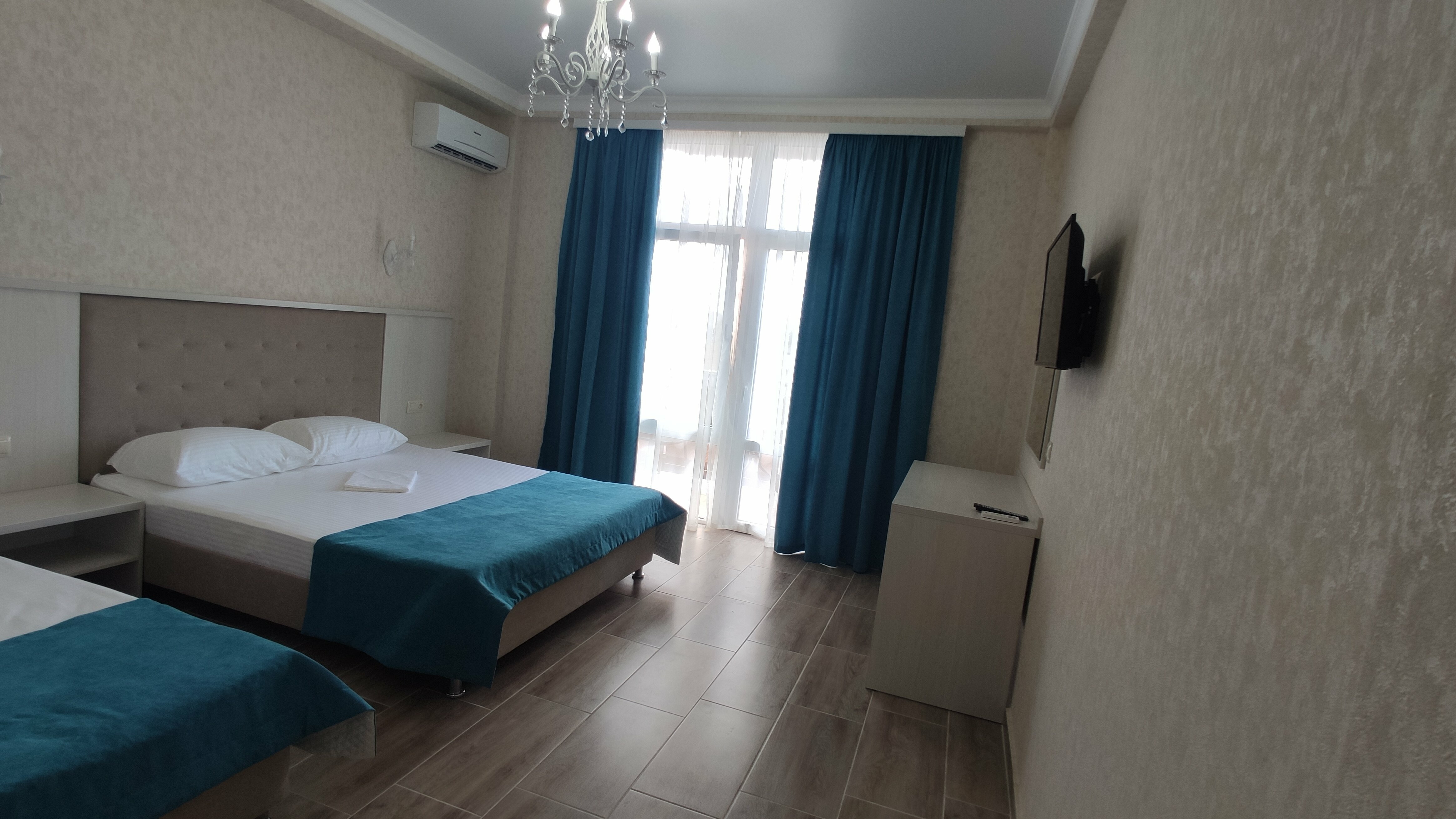 Трехместный номер с балконом