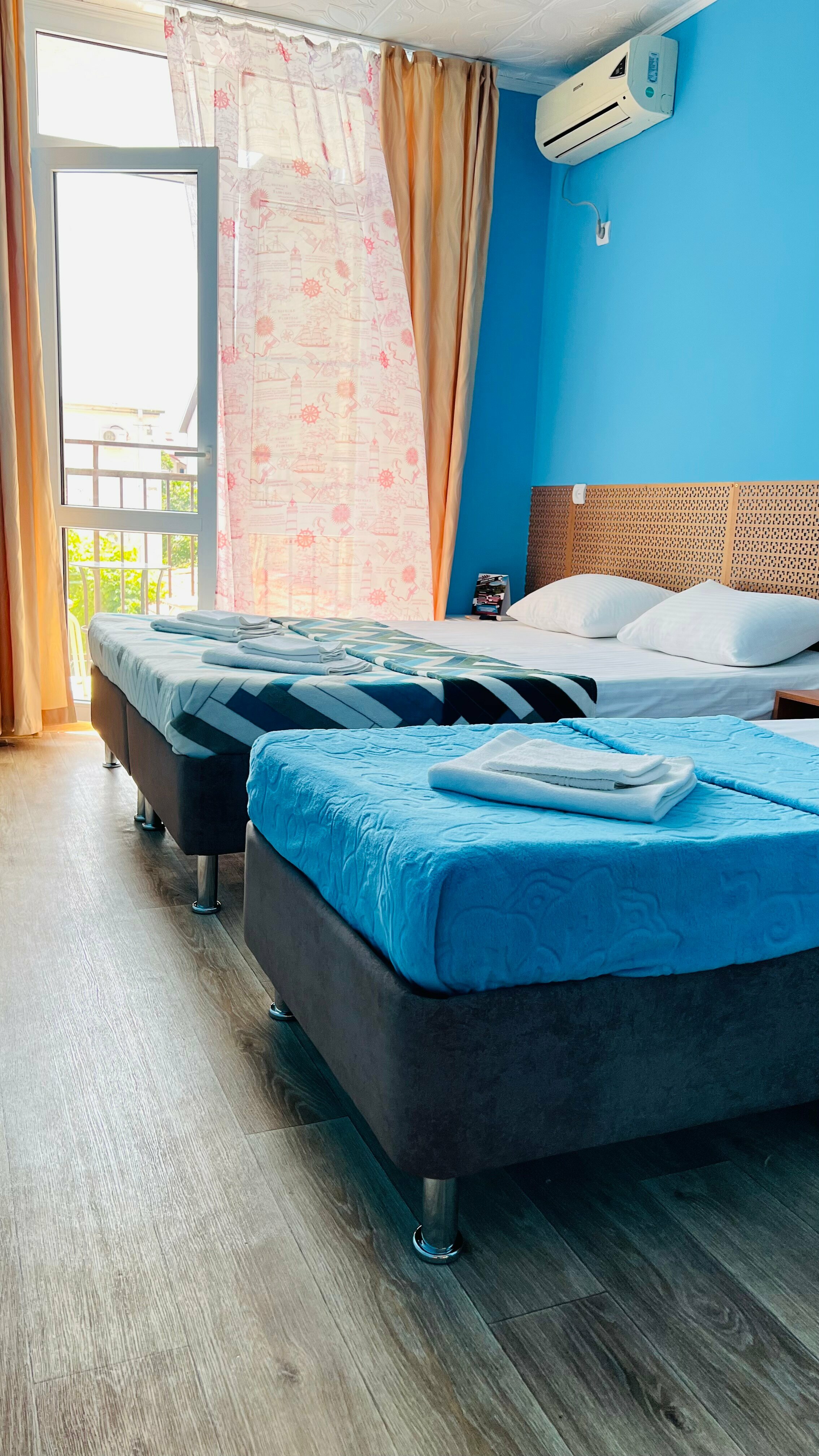 Трехместный номер с балконом на бассейн №2