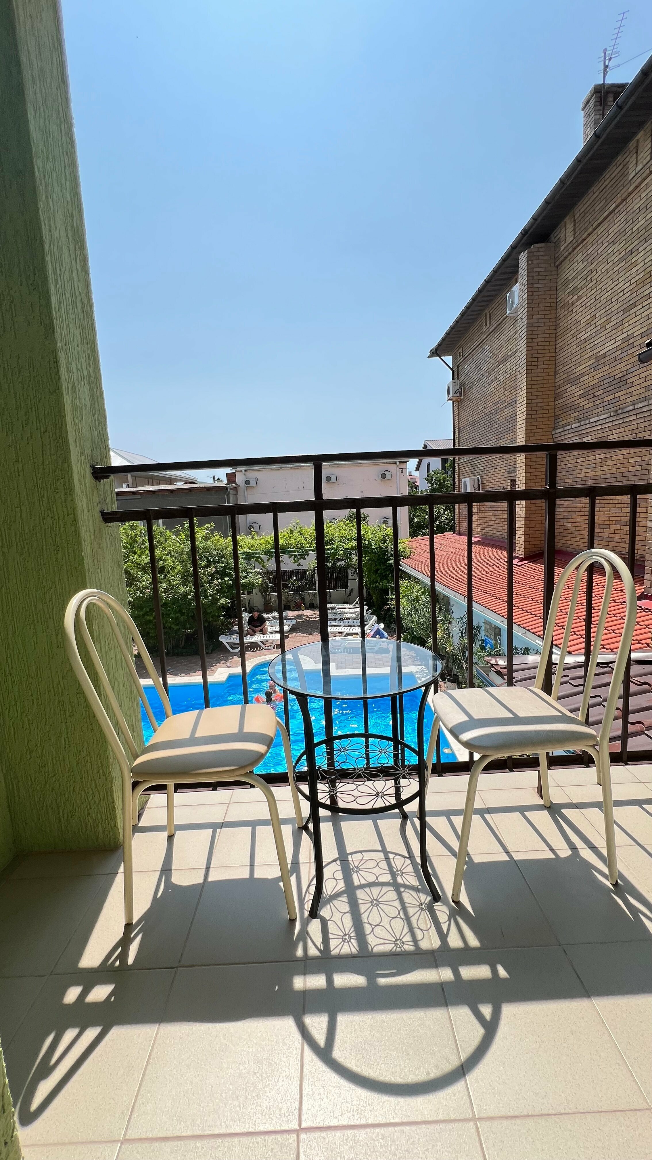 Трехместный номер с балконом на бассейн №2