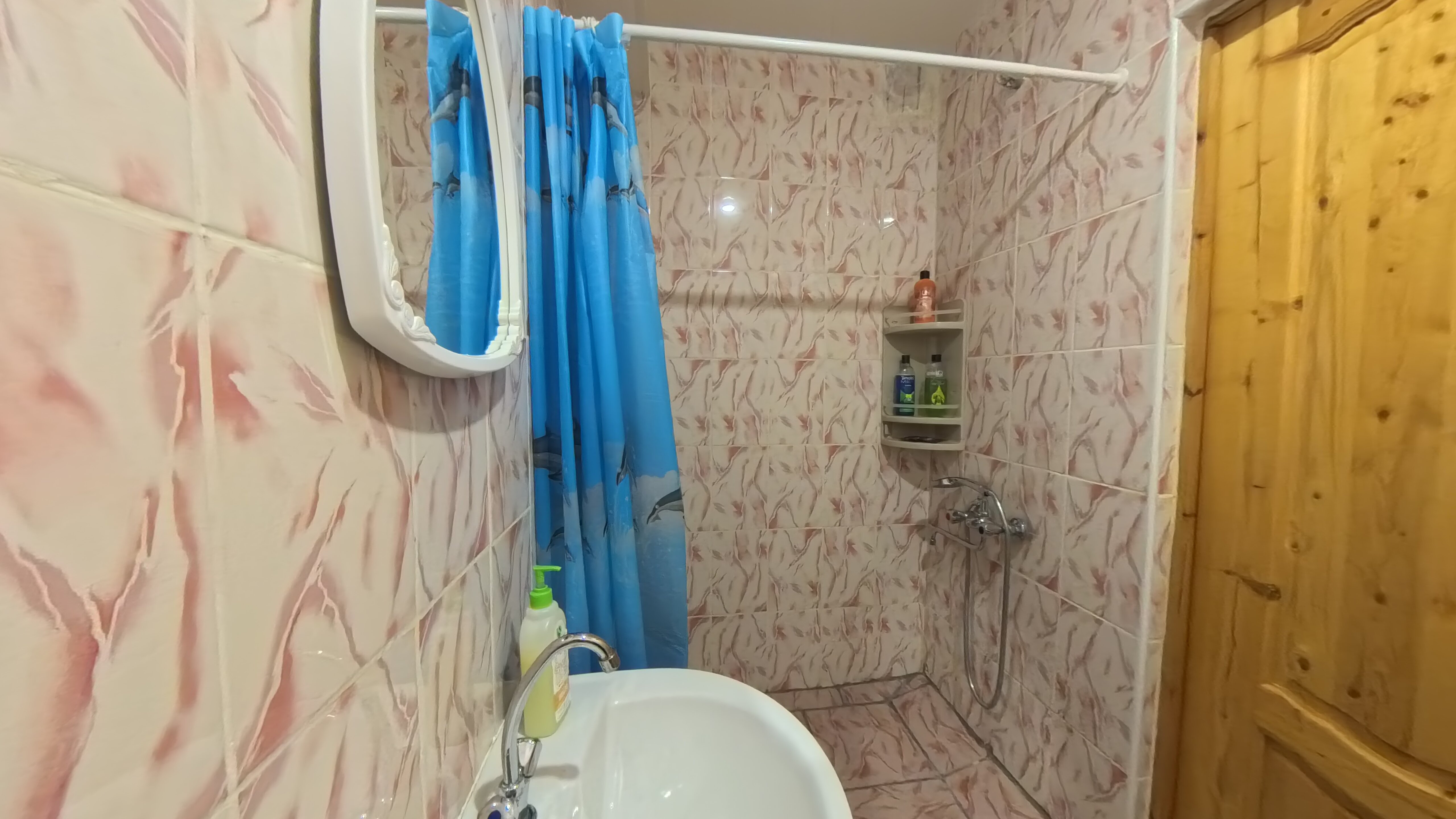 Трехместный номер с собственной ванной комнатой