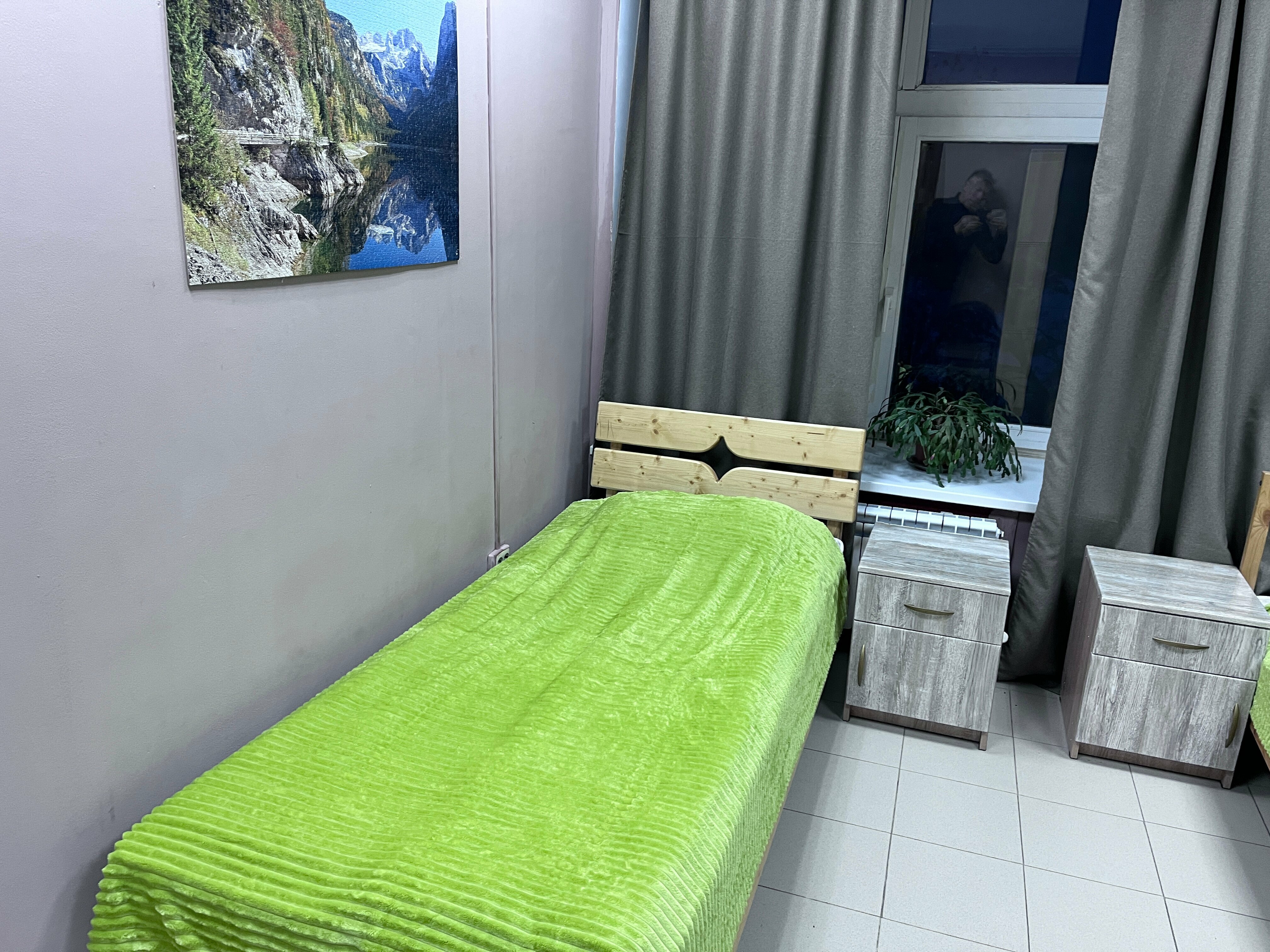 Односпальная кровать в общем номере