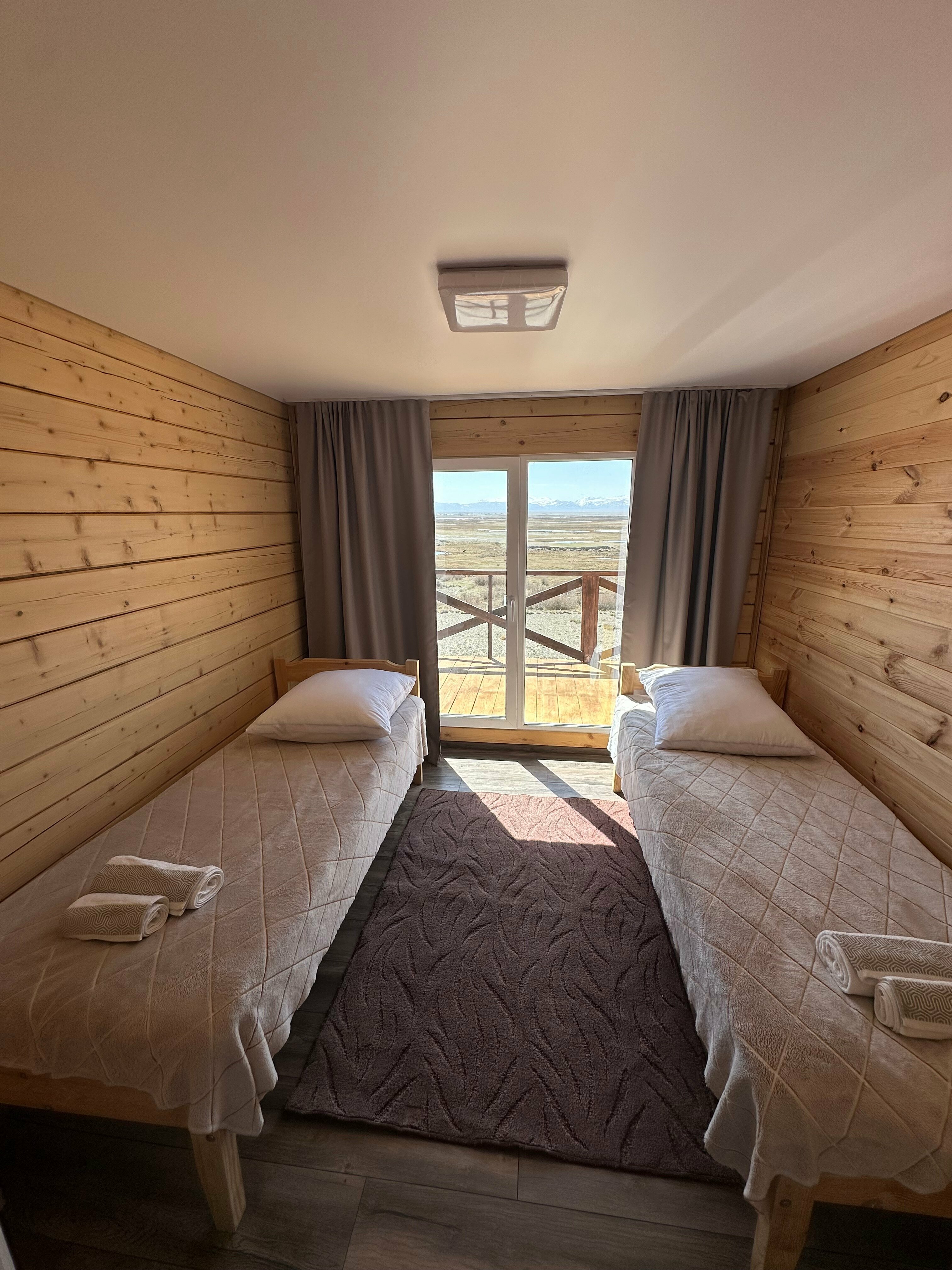 Семейный номер с видом на озеро