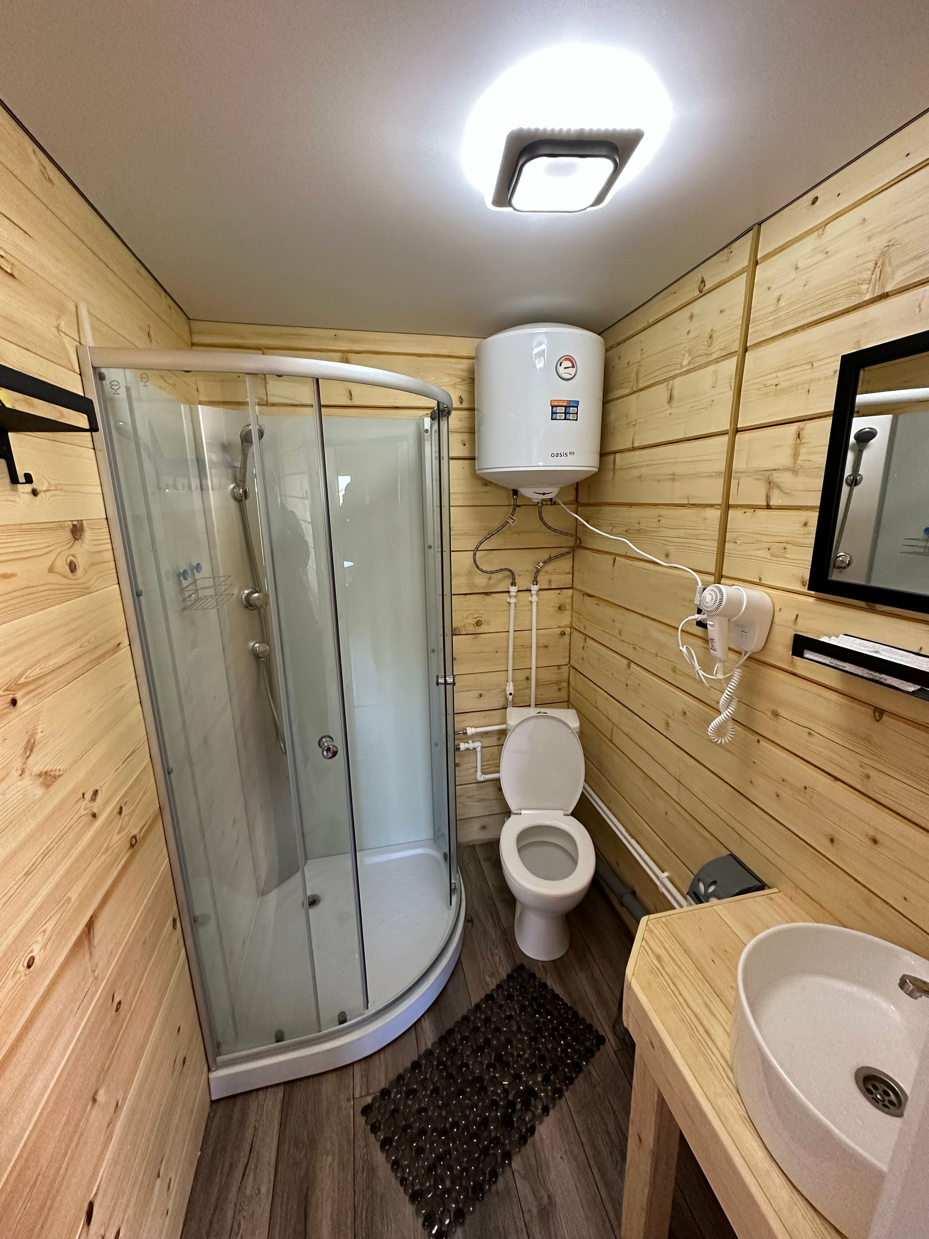 Семейный номер с видом на озеро