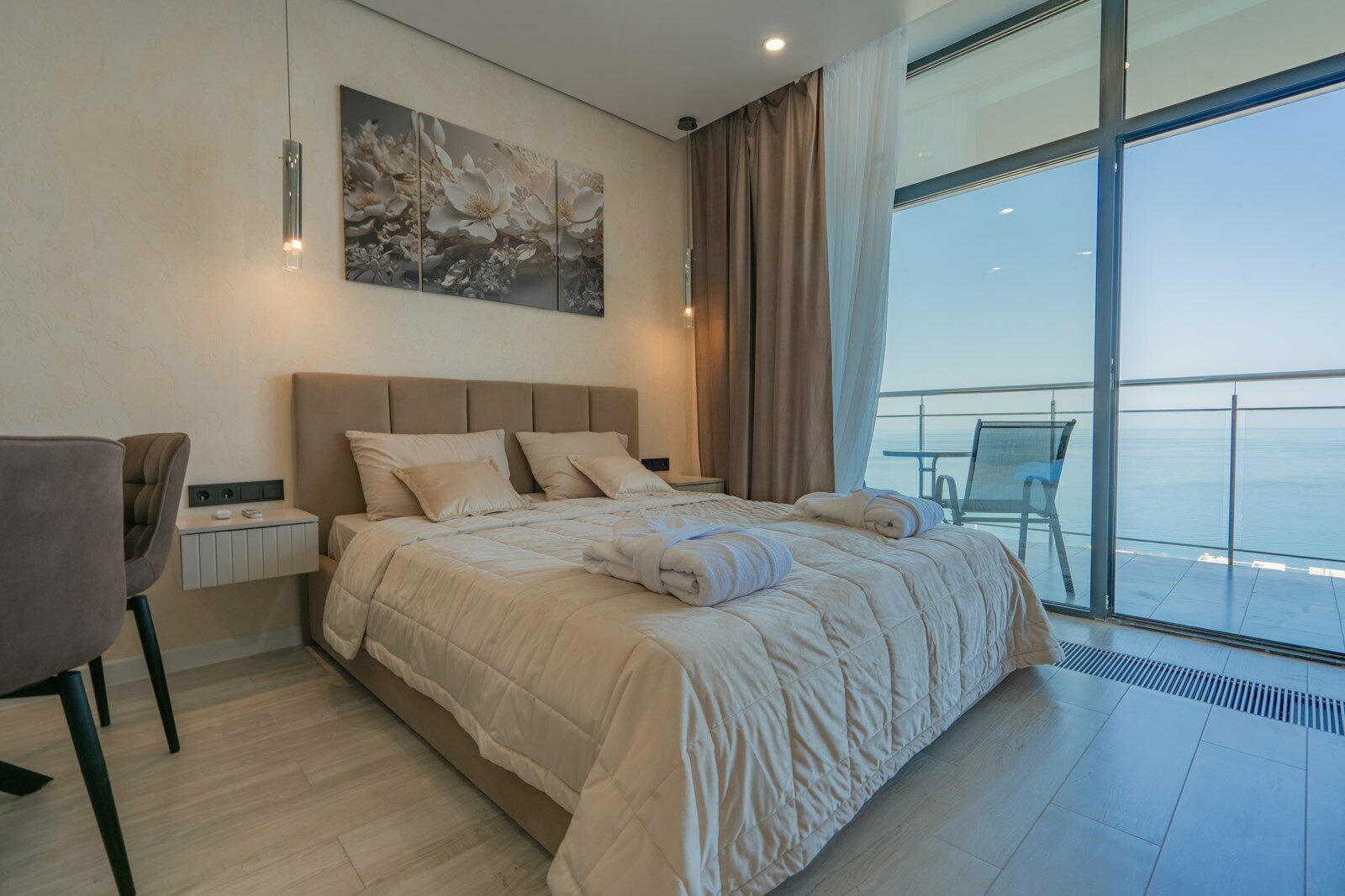 Дизайнерская студия  LS-LUX-SUN RAYS в Алуште - вид на море с 15 этажа