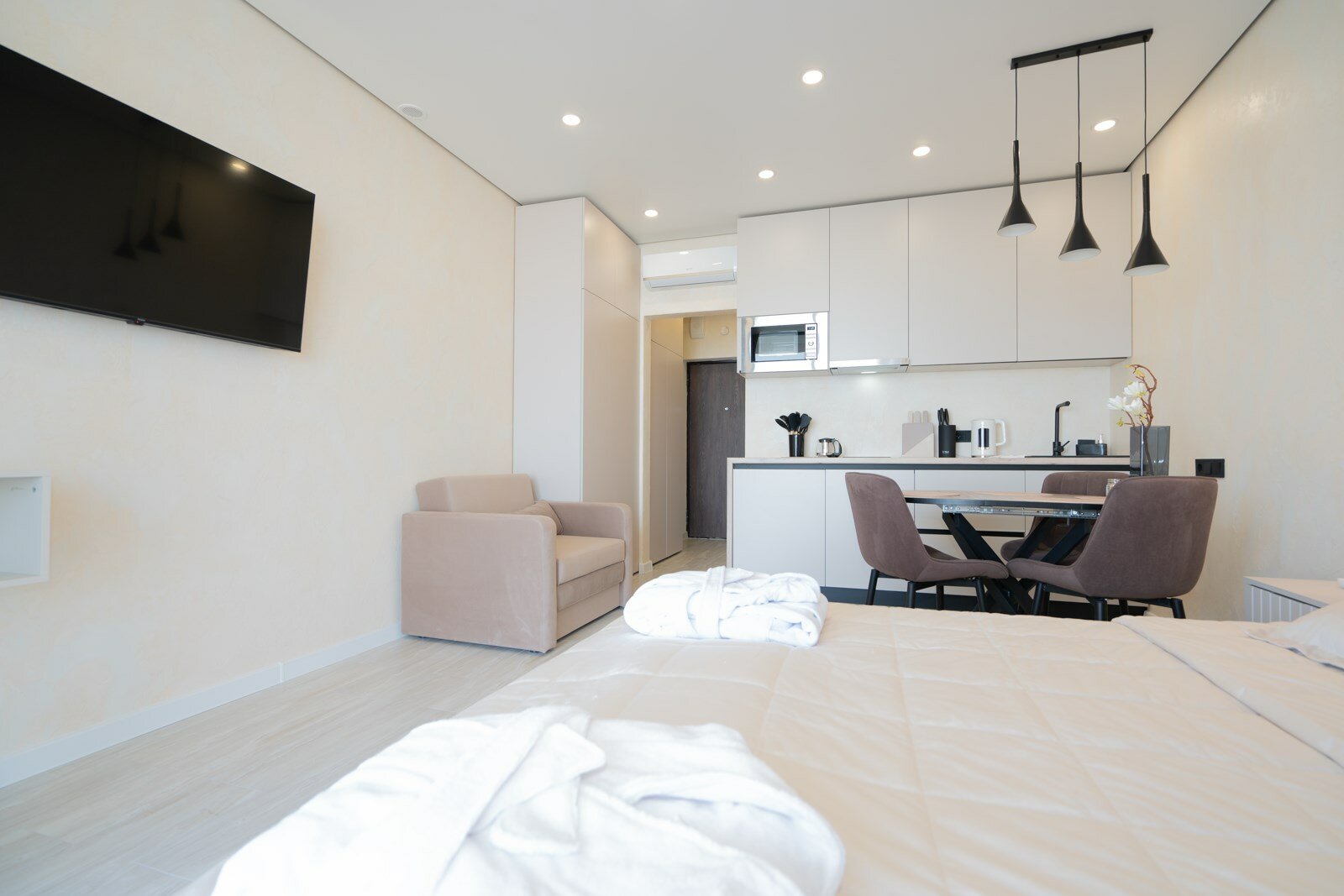 Дизайнерская студия  LS-LUX-SUN RAYS в Алуште - вид на море с 15 этажа