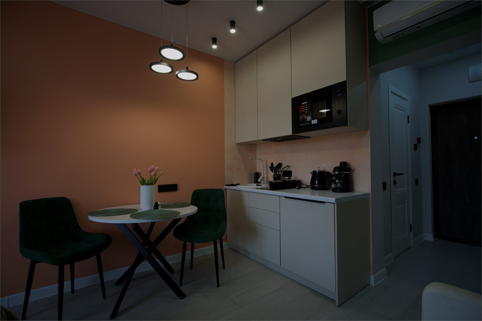 Дизайнерская студия LS-LUX-FLOWER KISS в ярких оттенках лета в Алуште - вид на море 2 этаж