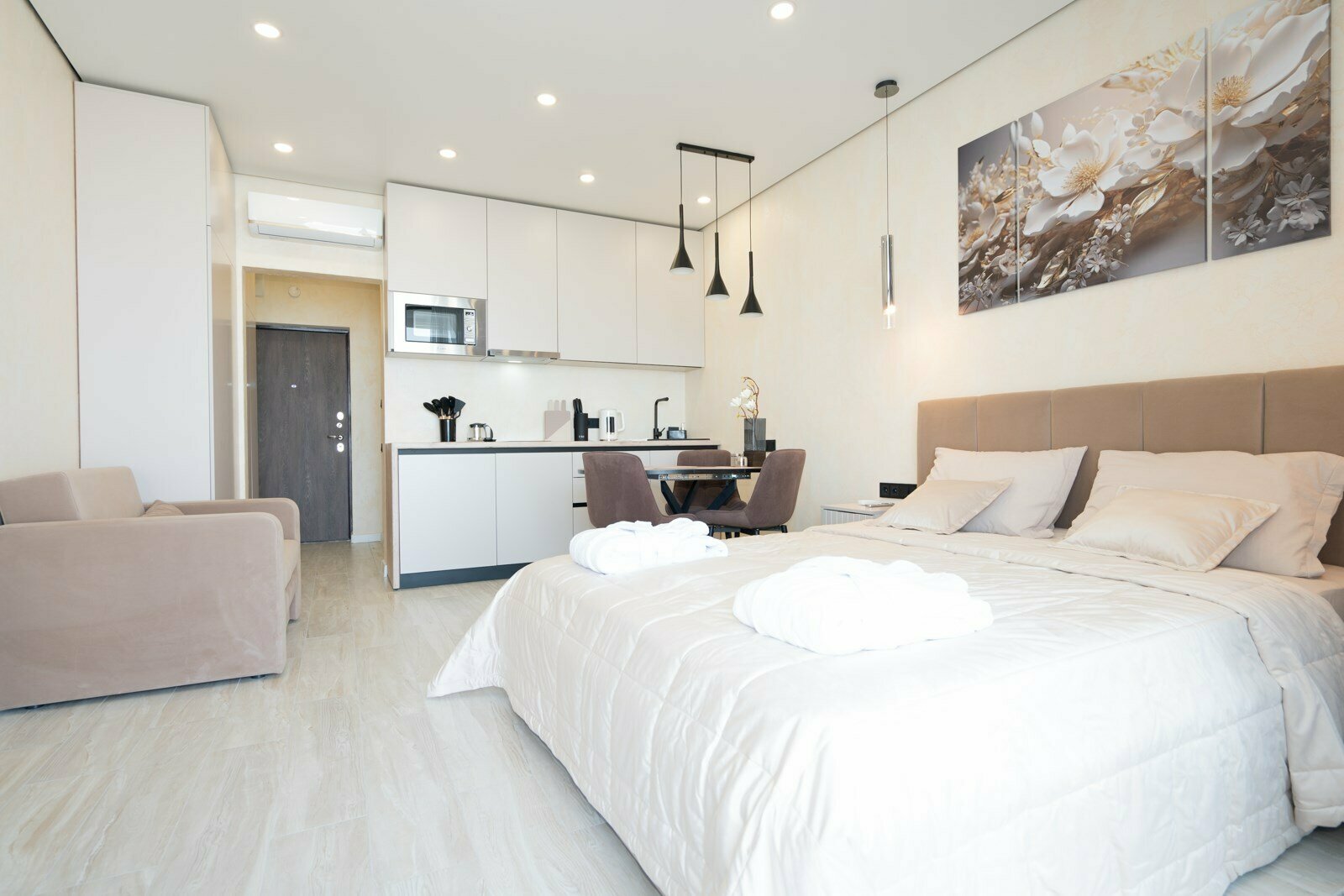 Дизайнерская студия  LS-LUX-SUN RAYS в Алуште - вид на море с 15 этажа