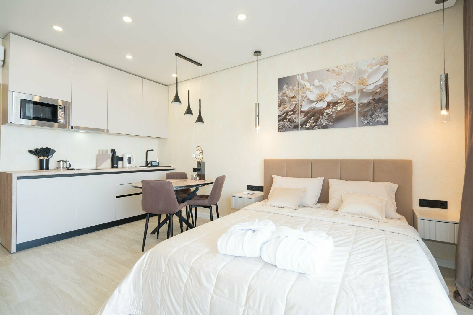 Дизайнерская студия  LS-LUX-SUN RAYS в Алуште - вид на море с 15 этажа