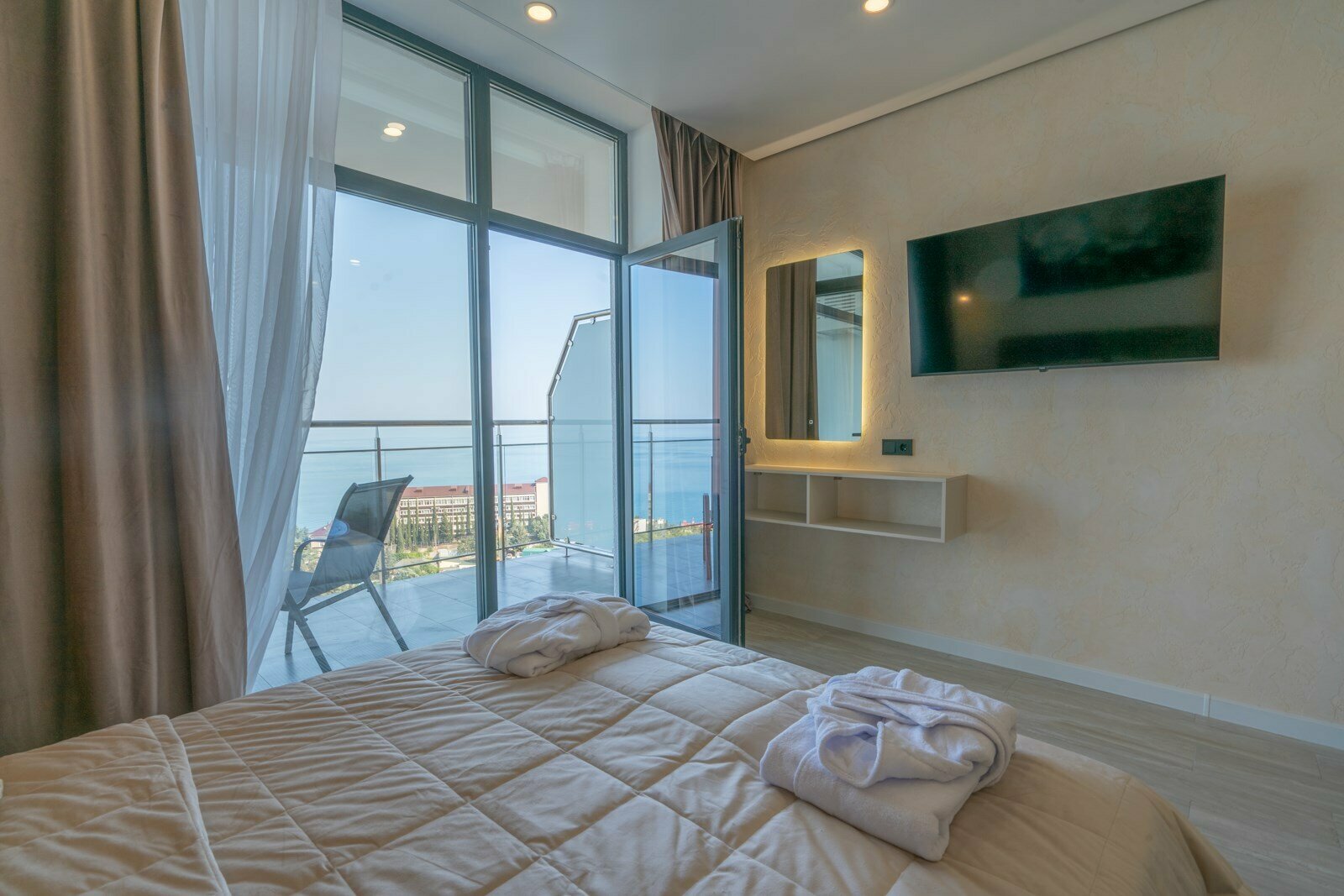 Дизайнерская студия  LS-LUX-SUN RAYS в Алуште - вид на море с 15 этажа