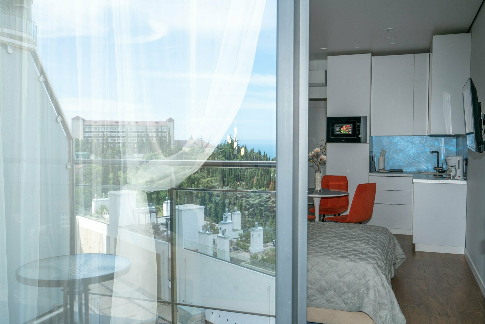 Дизайнерская студия LS-LUX-ONLY YOU только ты в Алуште - вид на море с 4 этажа