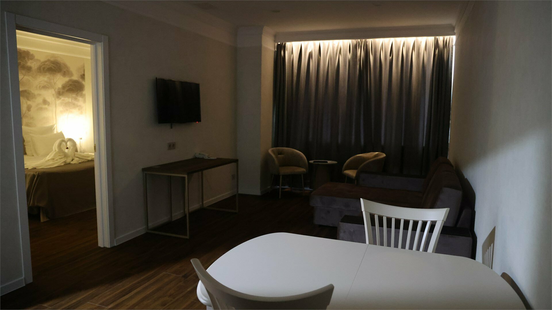 Двухкомнатный номер: спальня и гостиная с зоной кухни